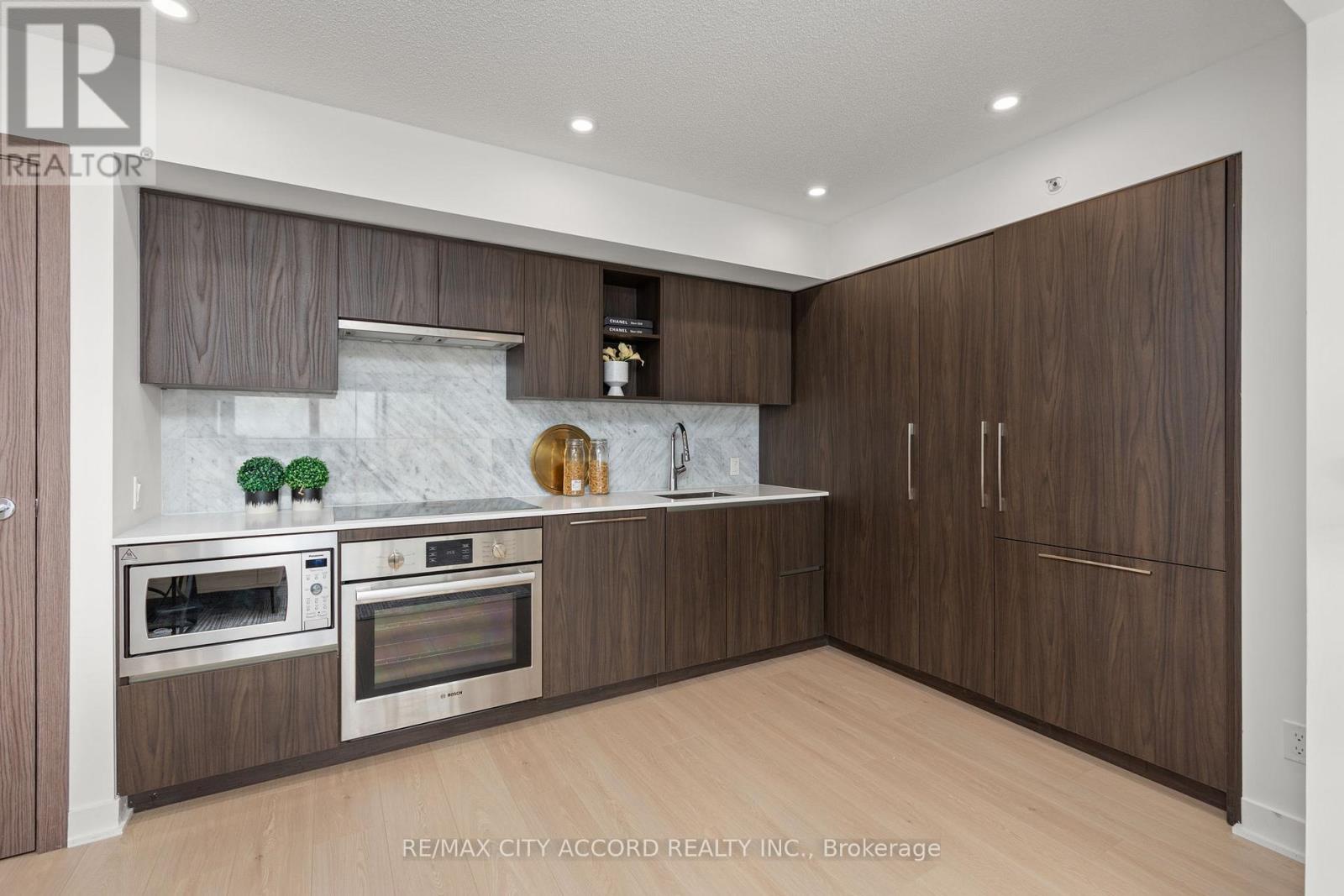 #2015 17 BATHURST STREET - 4