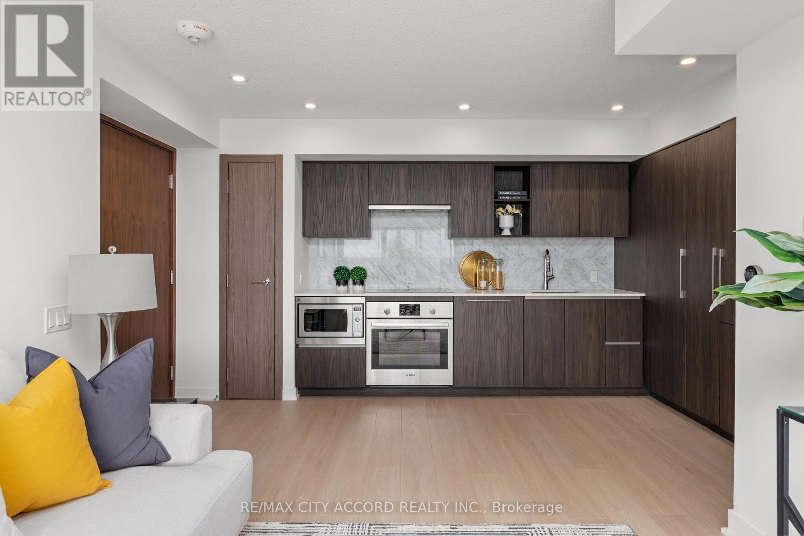 #2015 17 BATHURST STREET - 5