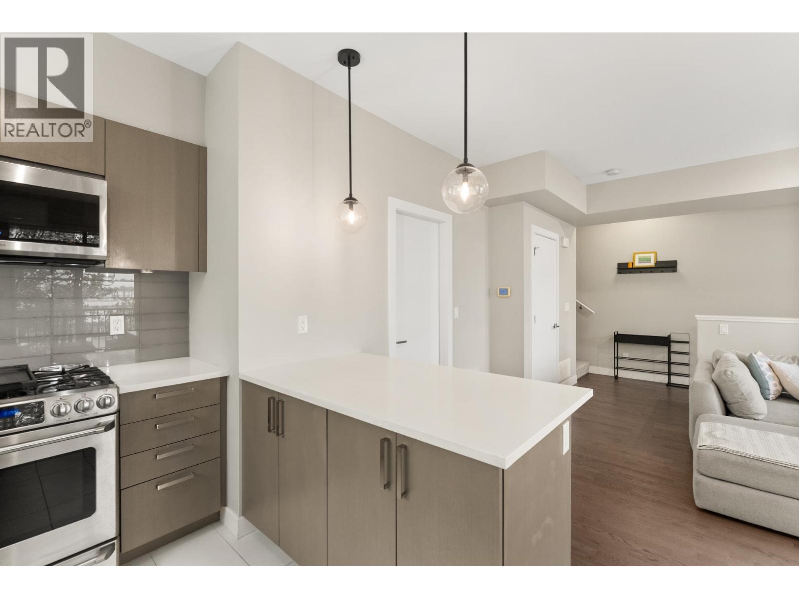 #19-10133 RIVER Drive, Richmond