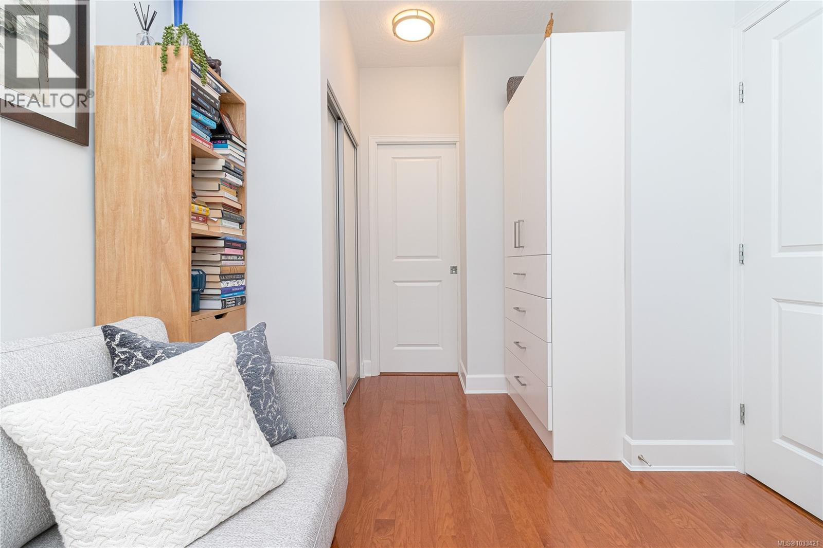 #206 1831 Oak Bay Ave - 18