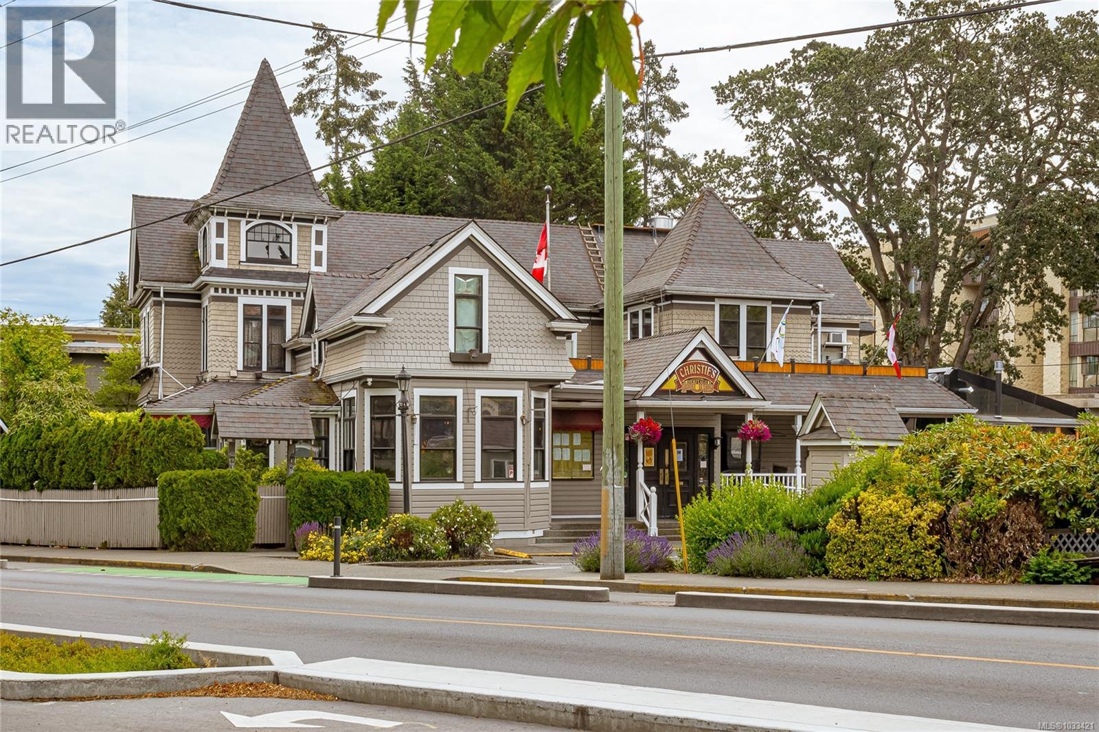 #206 1831 Oak Bay Ave - 33