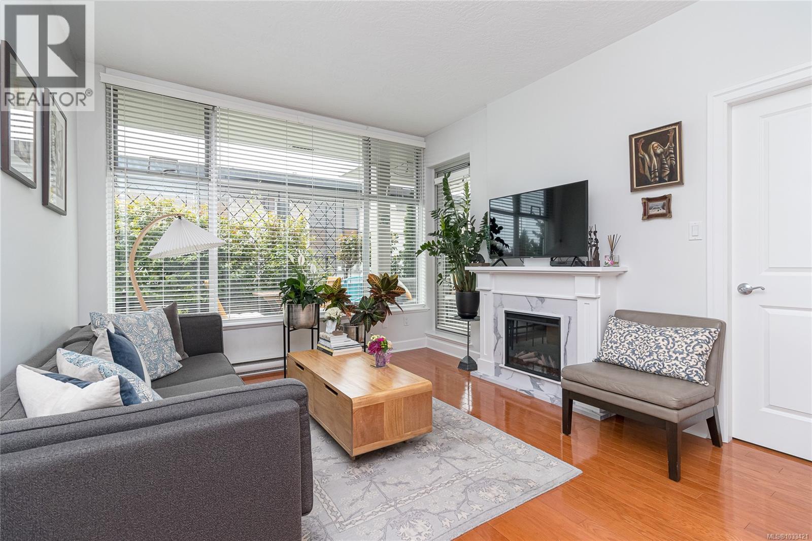 #206 1831 Oak Bay Ave - 4