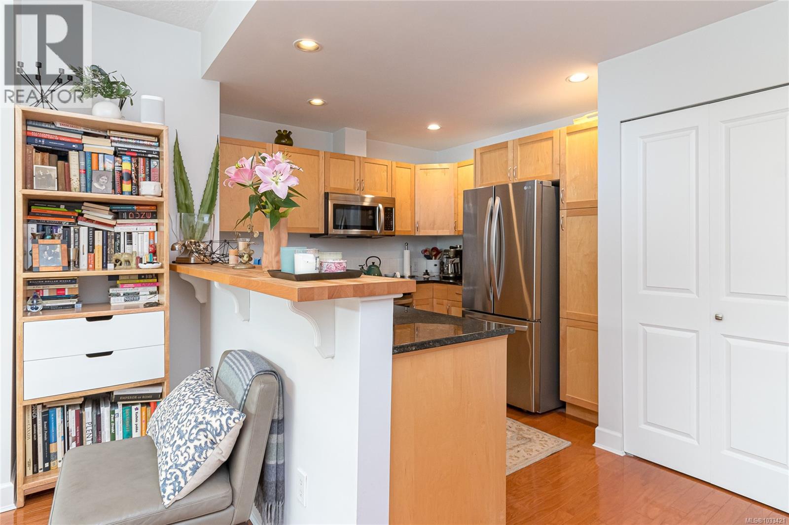 #206 1831 Oak Bay Ave - 13