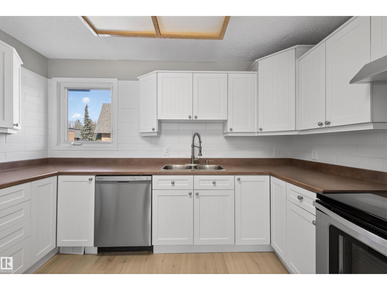 11 GREENFIELD ES, St. Albert