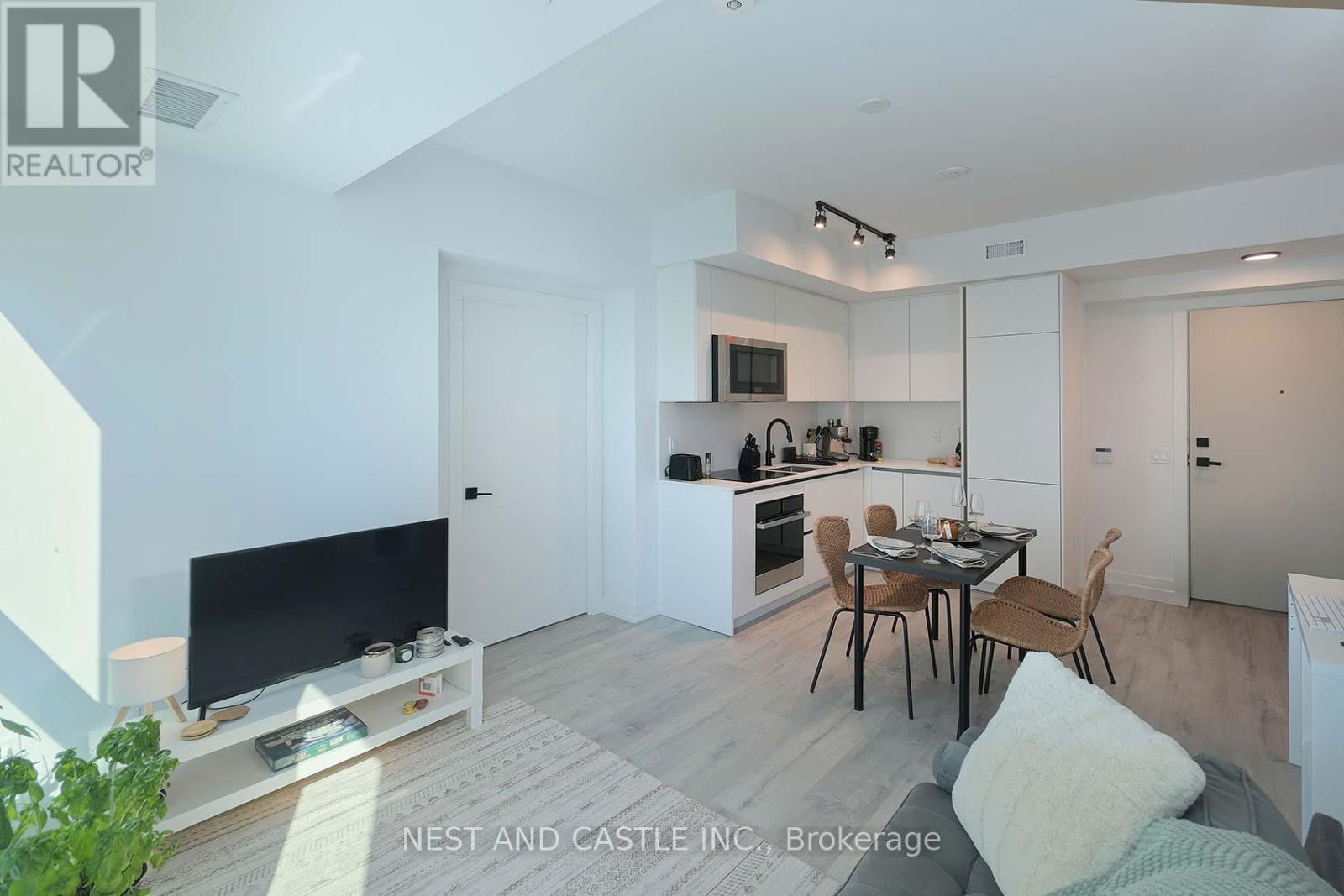 #4104 327 KING STREET W - 11