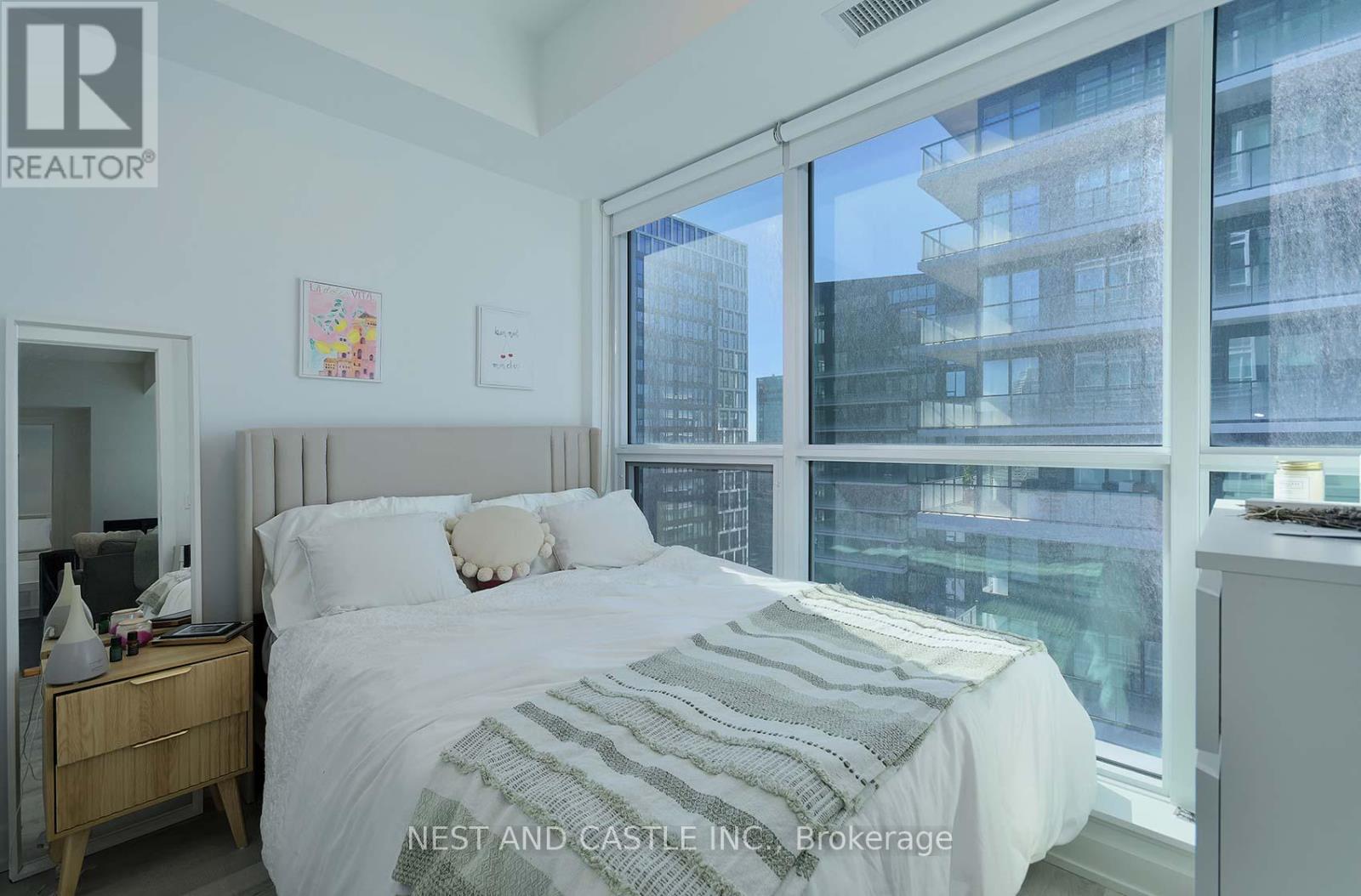 #4104 327 KING STREET W - 17