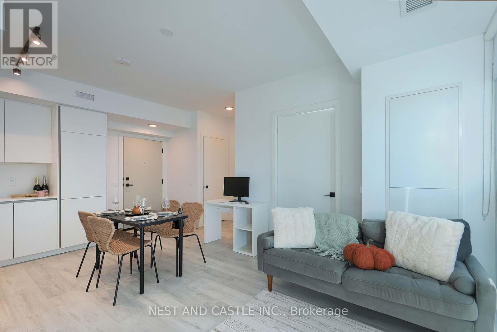 #4104 327 KING STREET W - 9