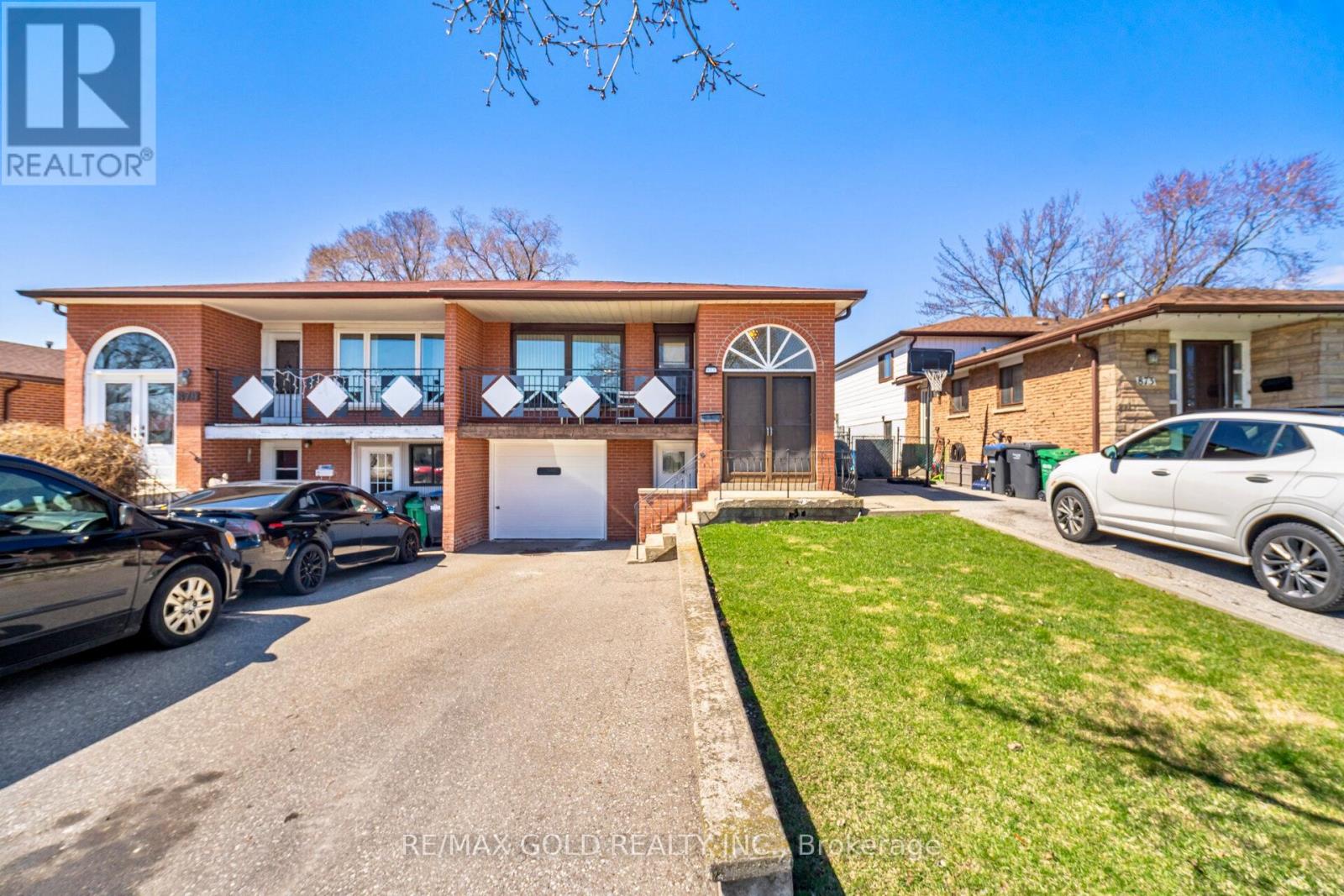 877 CONSORT CRESCENT - 1