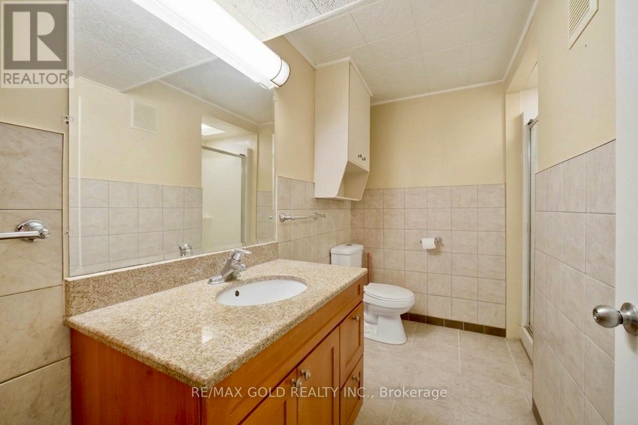 877 CONSORT CRESCENT - 40