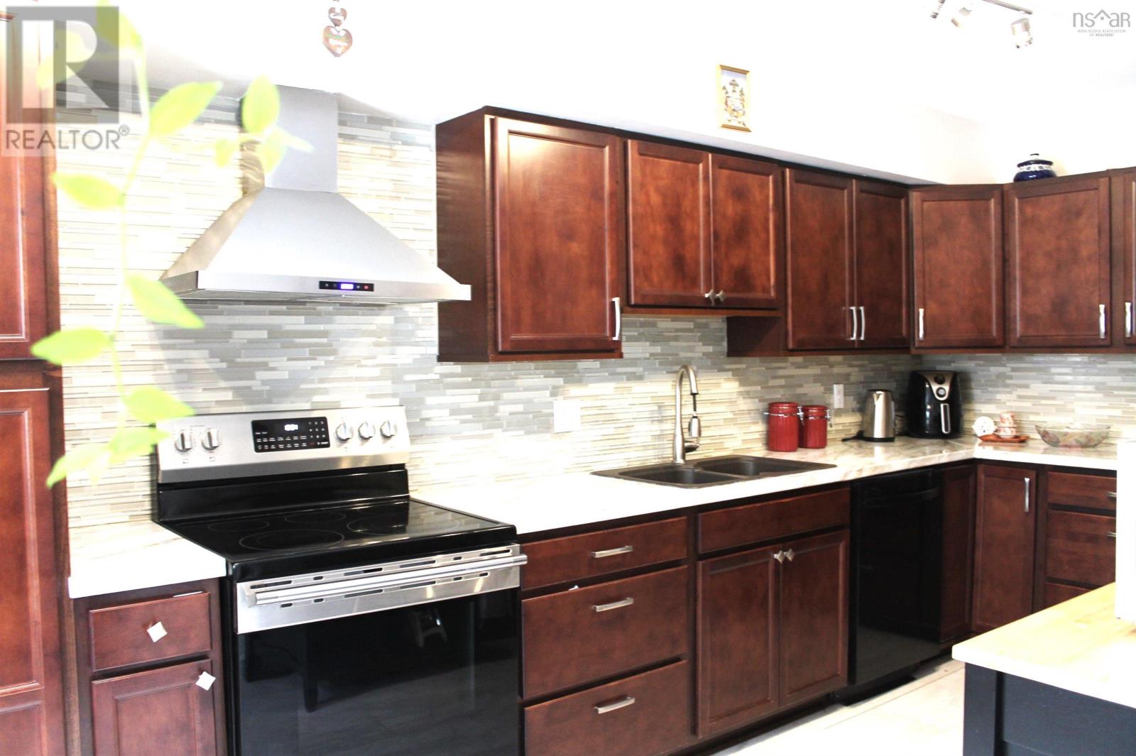 Property 9 of 31 of 87 Lincoln Cross