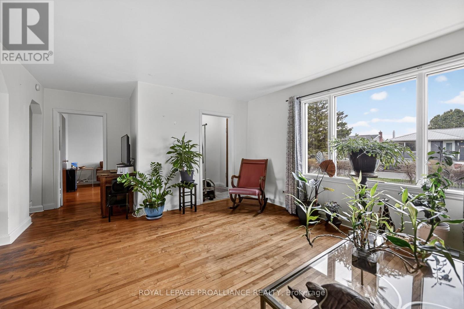 230 HELEN STREET N - 13