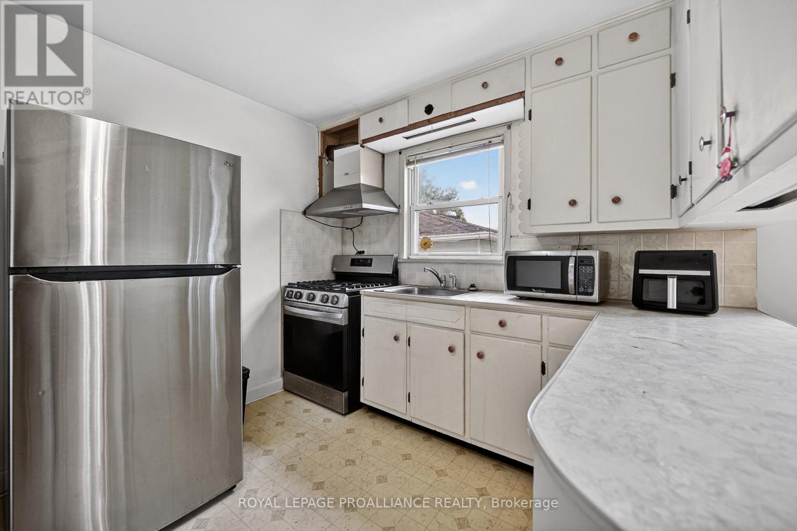 230 HELEN STREET N - 6