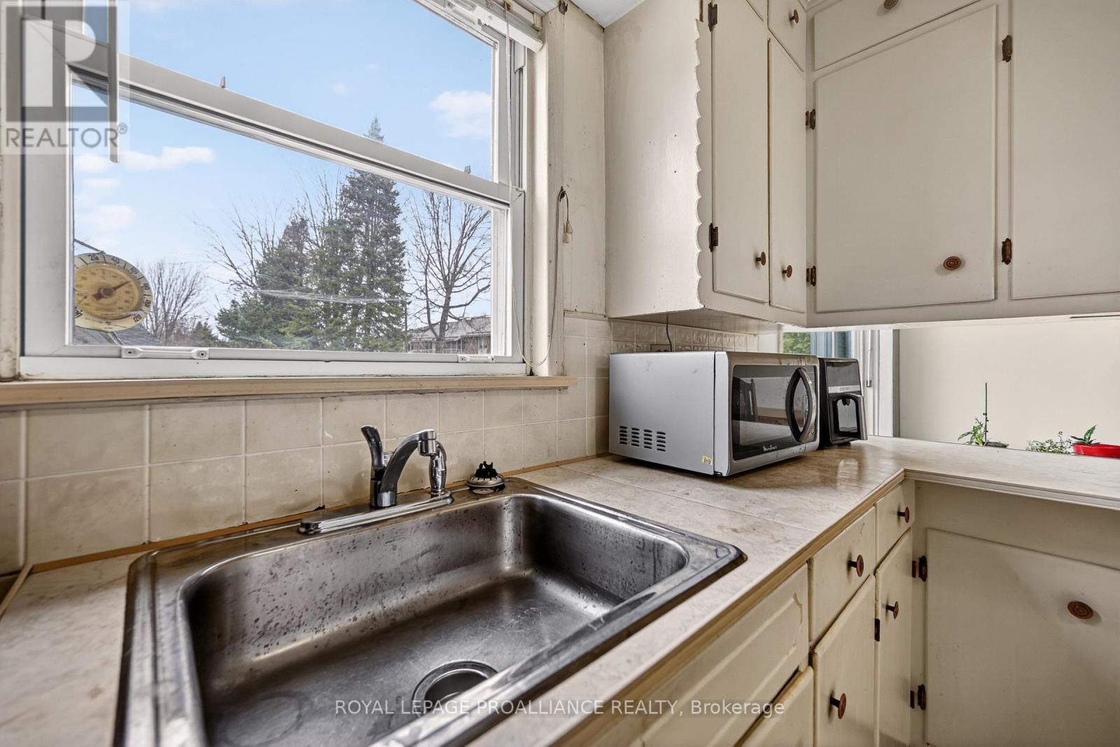230 HELEN STREET N - 8