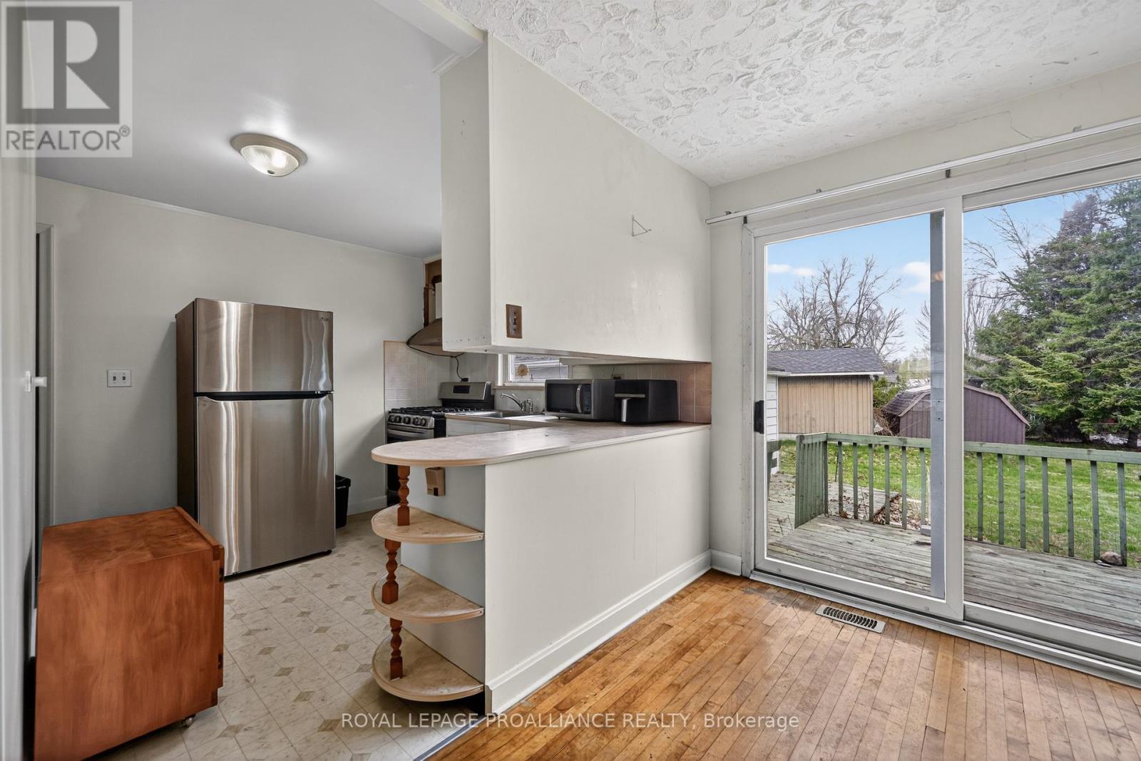 230 HELEN STREET N - 9
