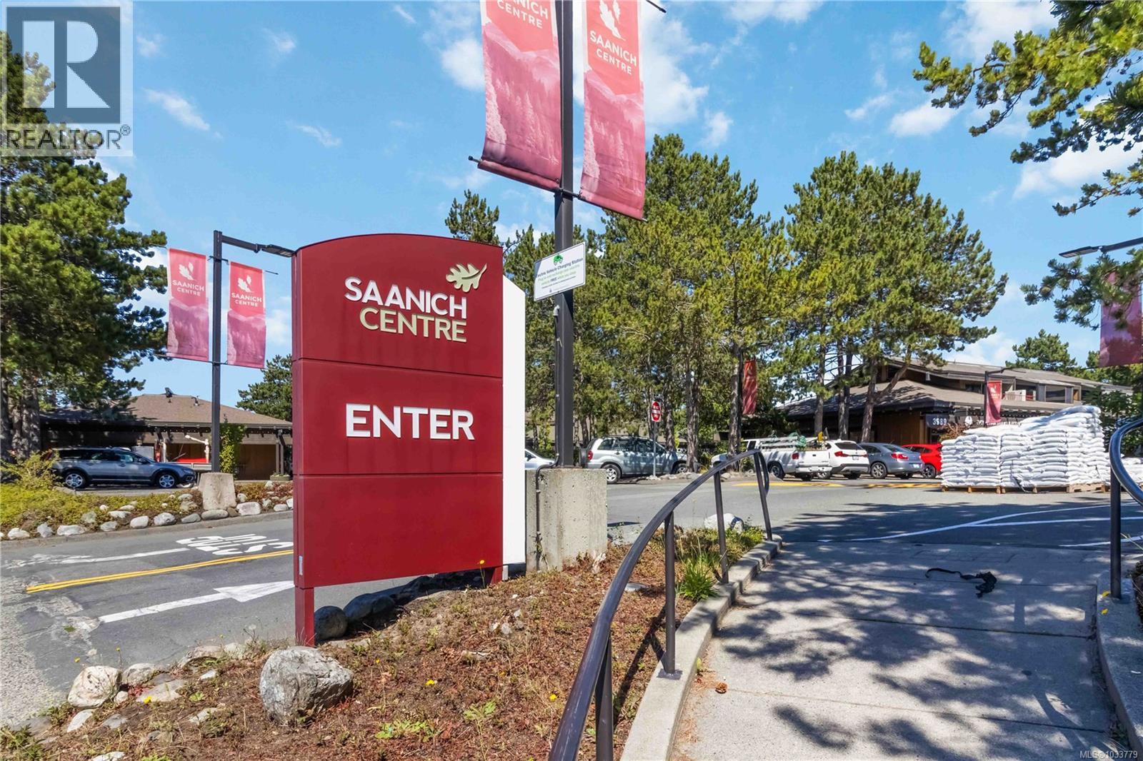  933 Woodhall Drive, Saanich