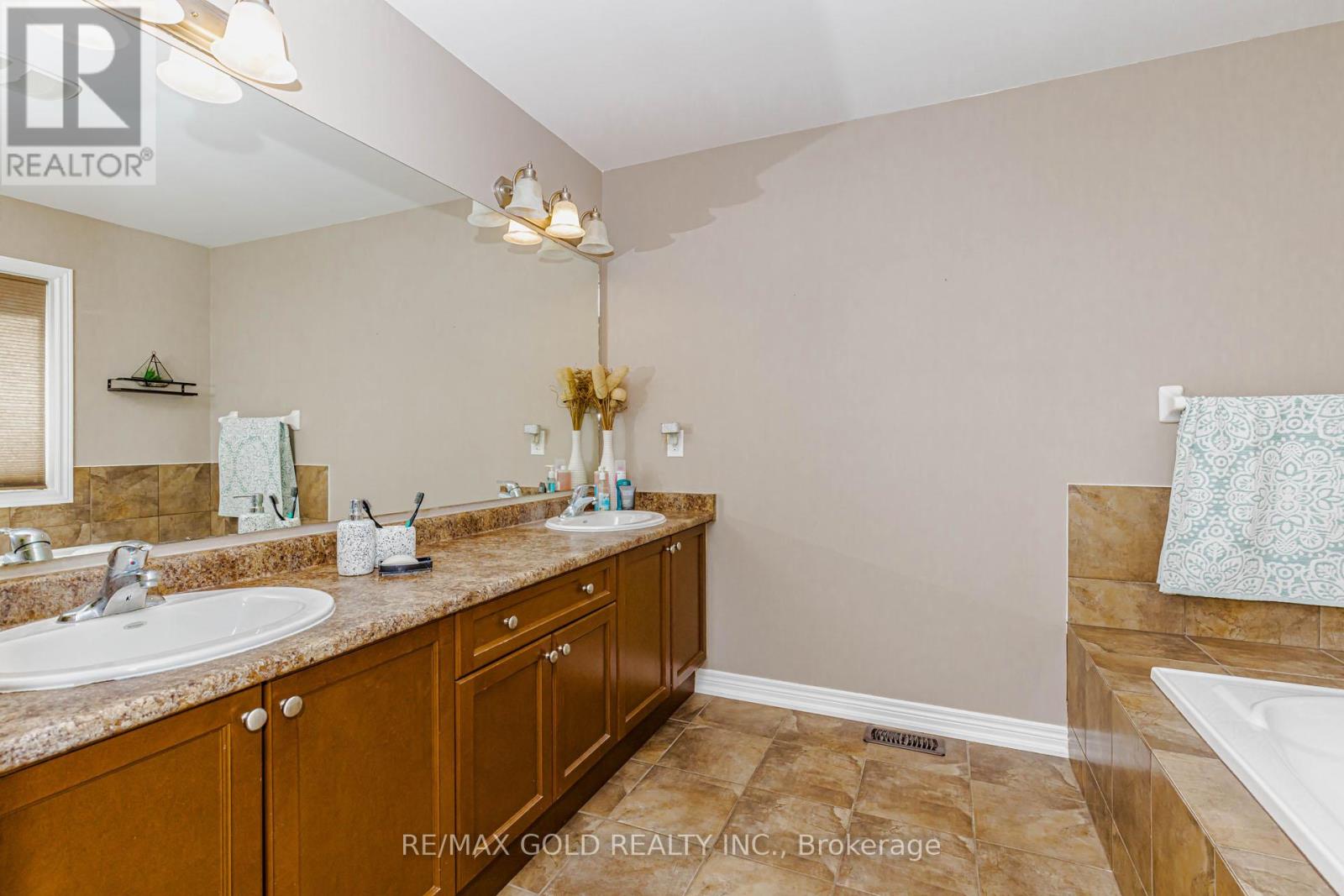 26 PINE ISLAND WAY - 24
