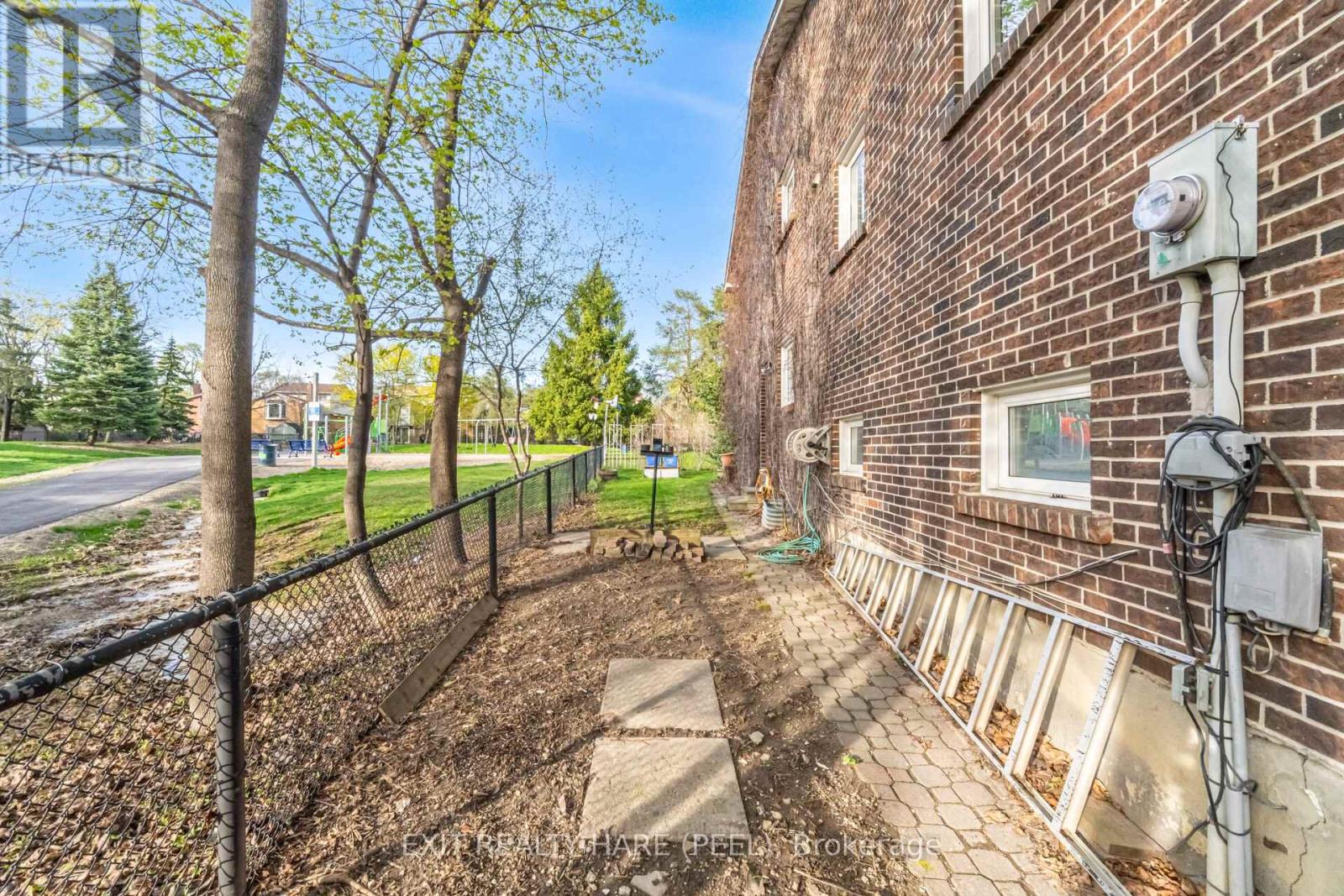 30 THORSBY COURT - 48