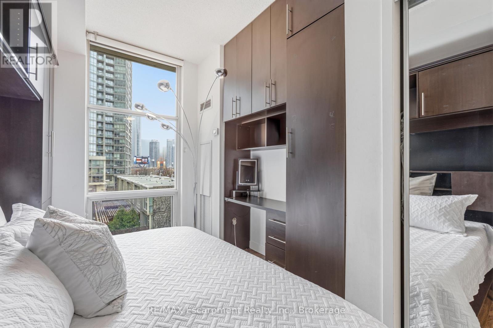#303 9 SPADINA AVENUE - 17