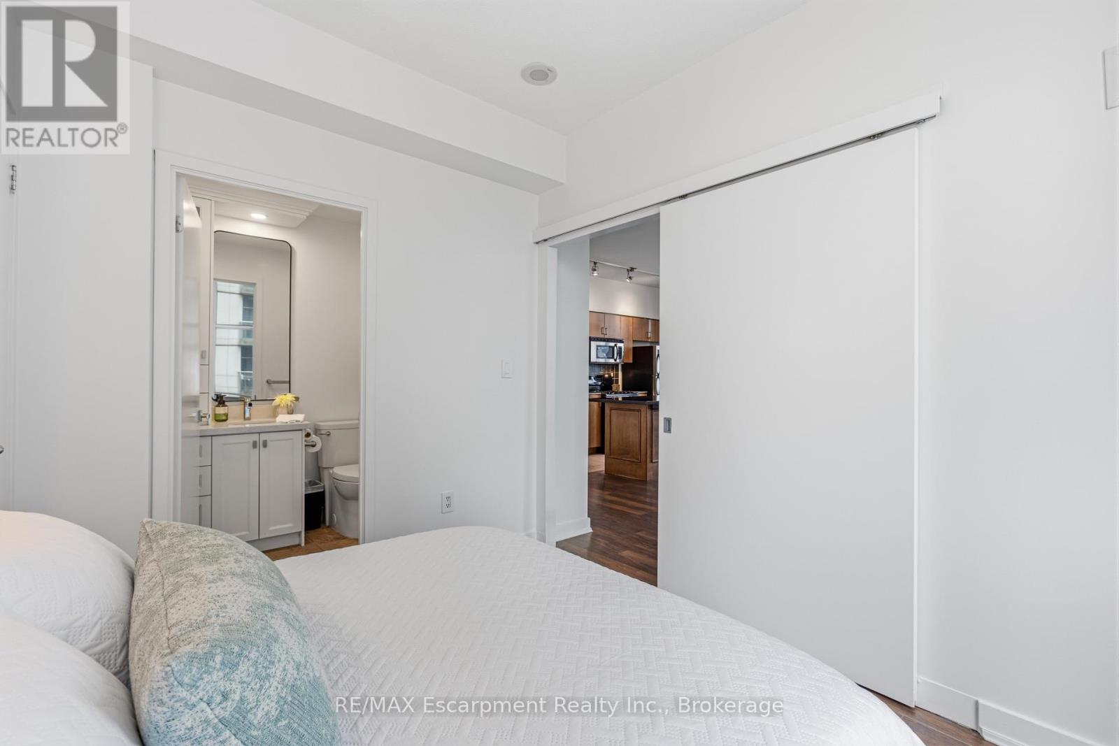 #303 9 SPADINA AVENUE - 12
