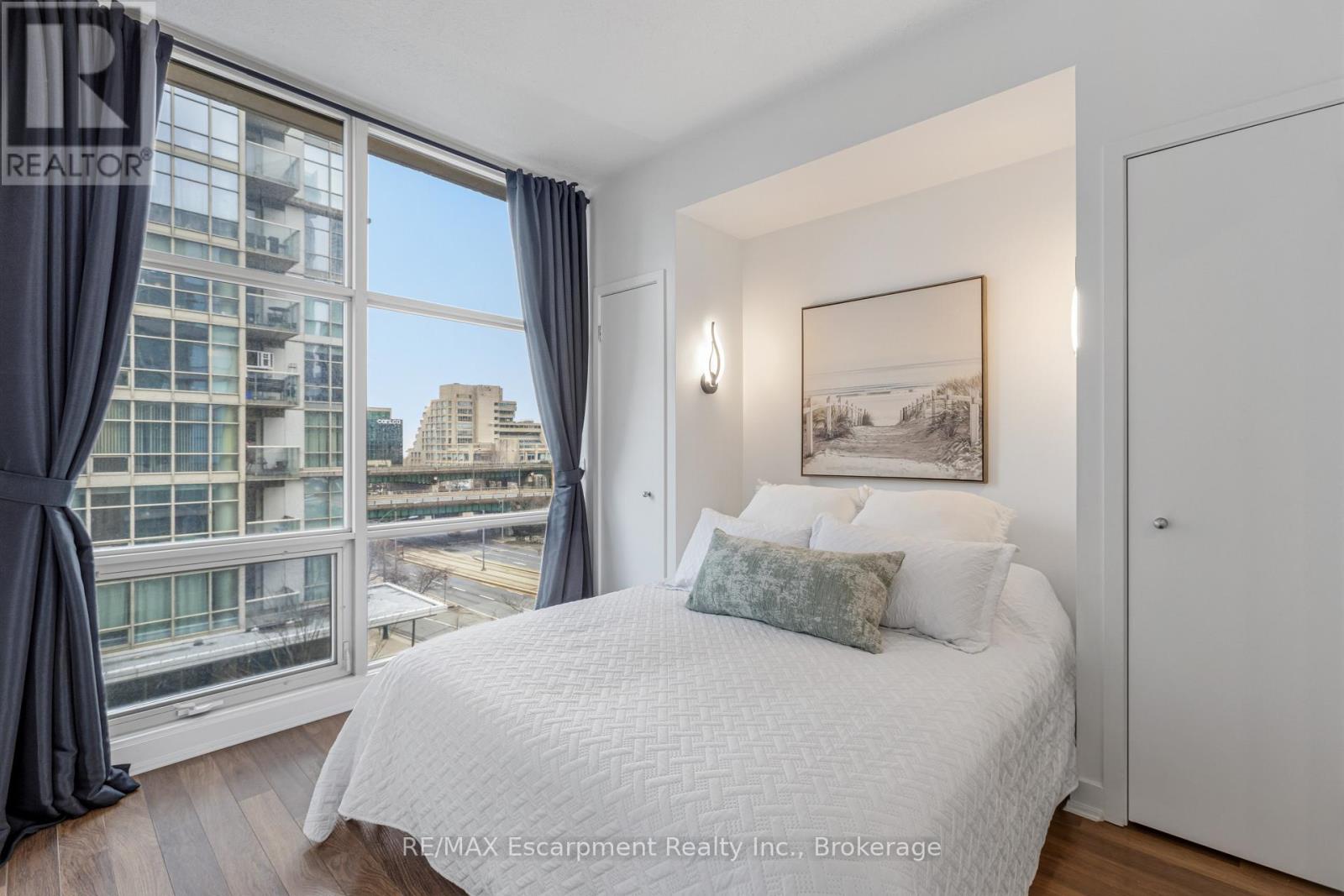 #303 9 SPADINA AVENUE - 10