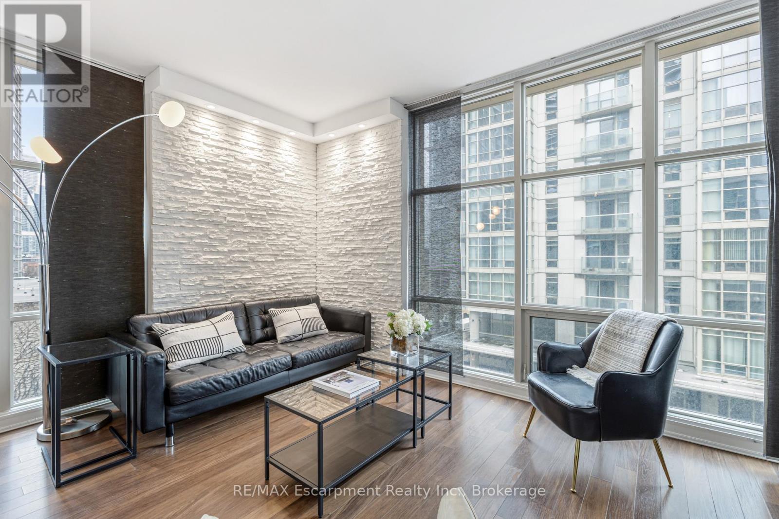 #303 9 SPADINA AVENUE - 9