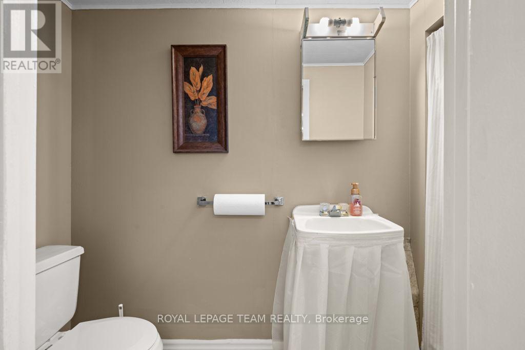 Basement Washroom (2pc)
