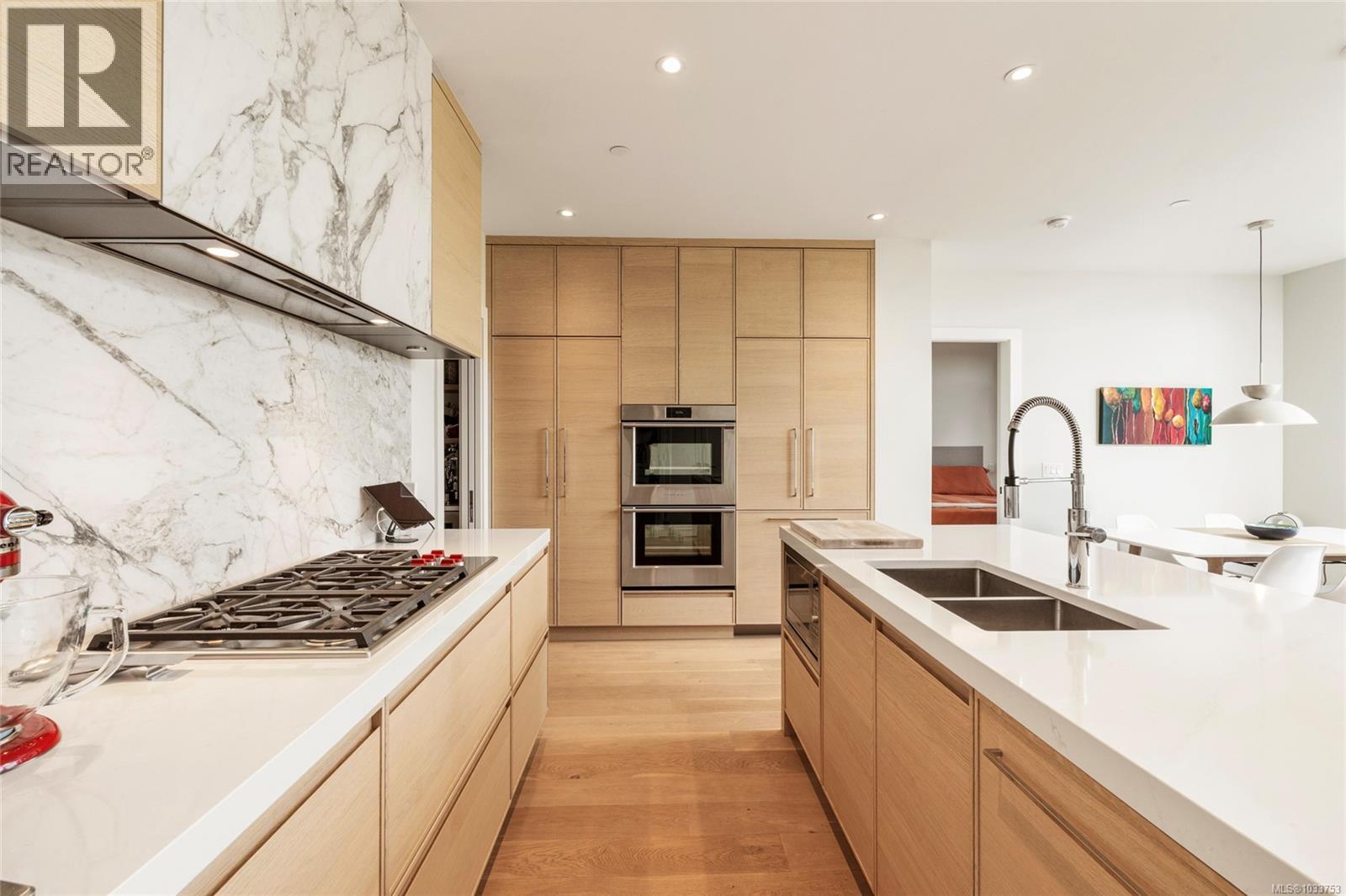 #301 1916 Oak Bay Ave - 3