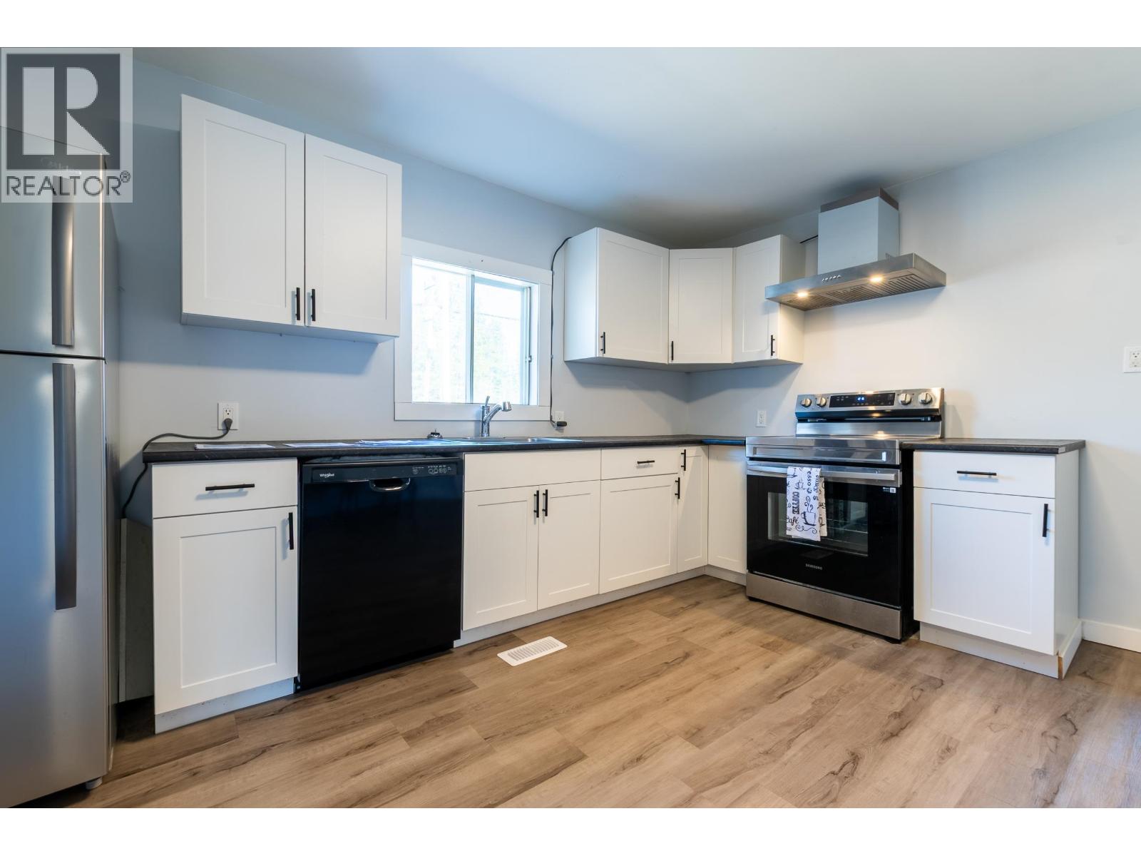 Photo 8 of 32 — 5565 BENDIXON ROAD · Prince George, BC