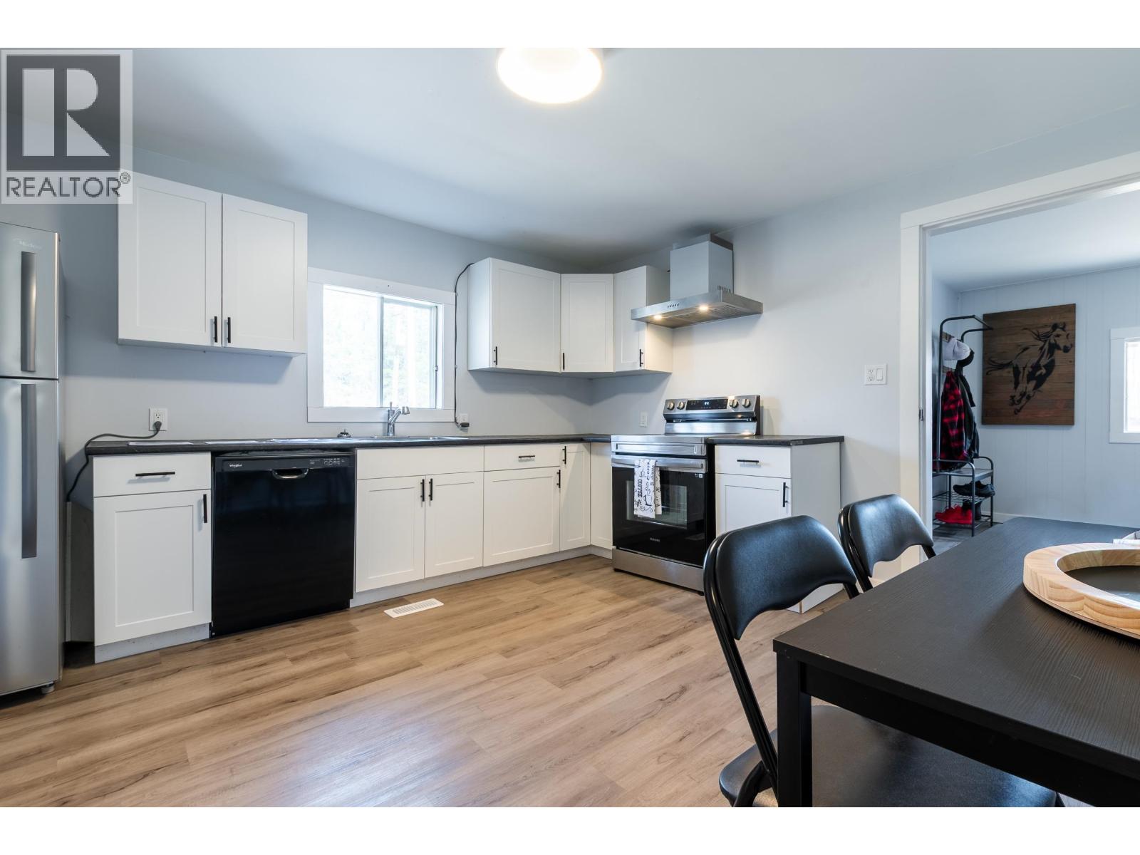 Photo 11 of 32 — 5565 BENDIXON ROAD · Prince George, BC