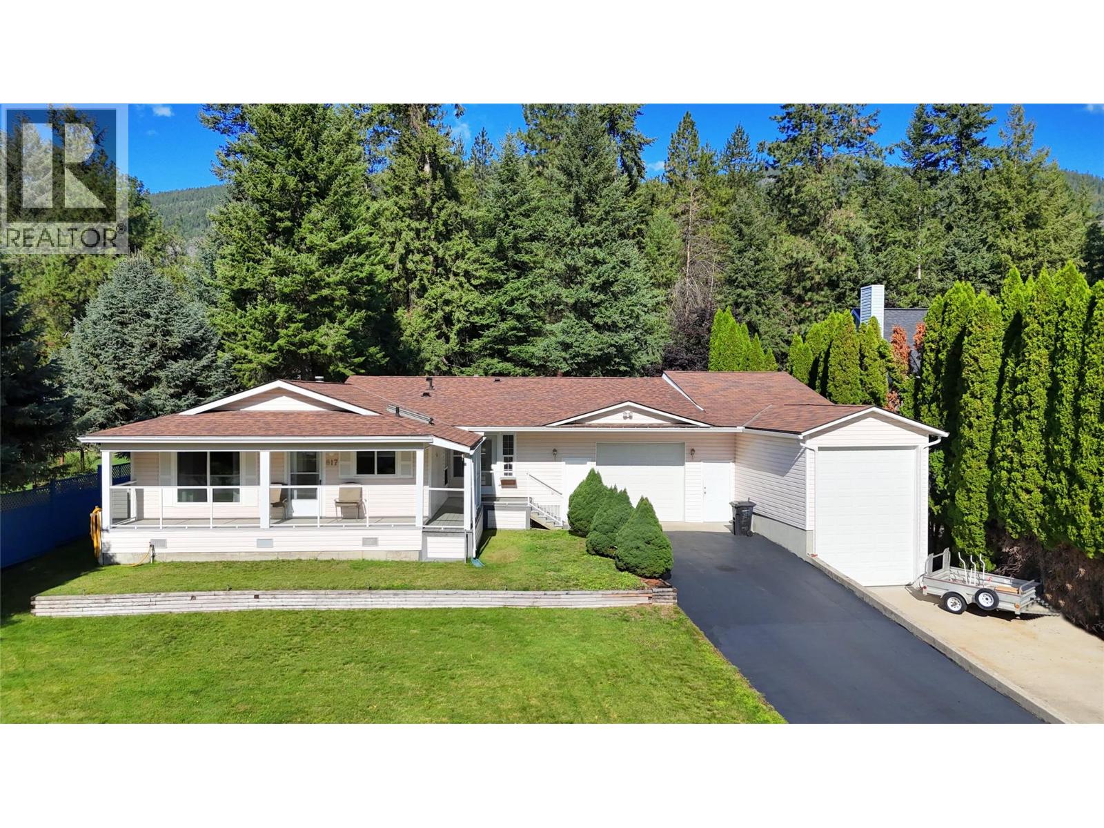 817 Smith Crescent - 1