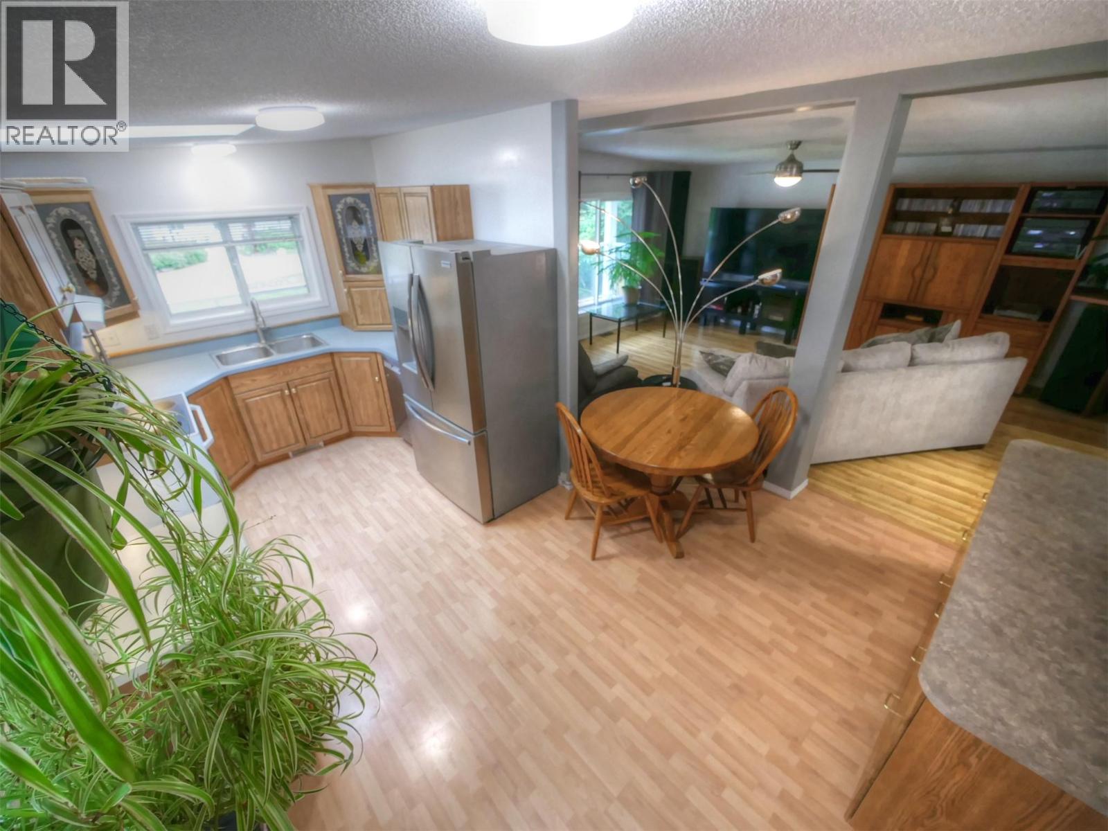 817 Smith Crescent - 2