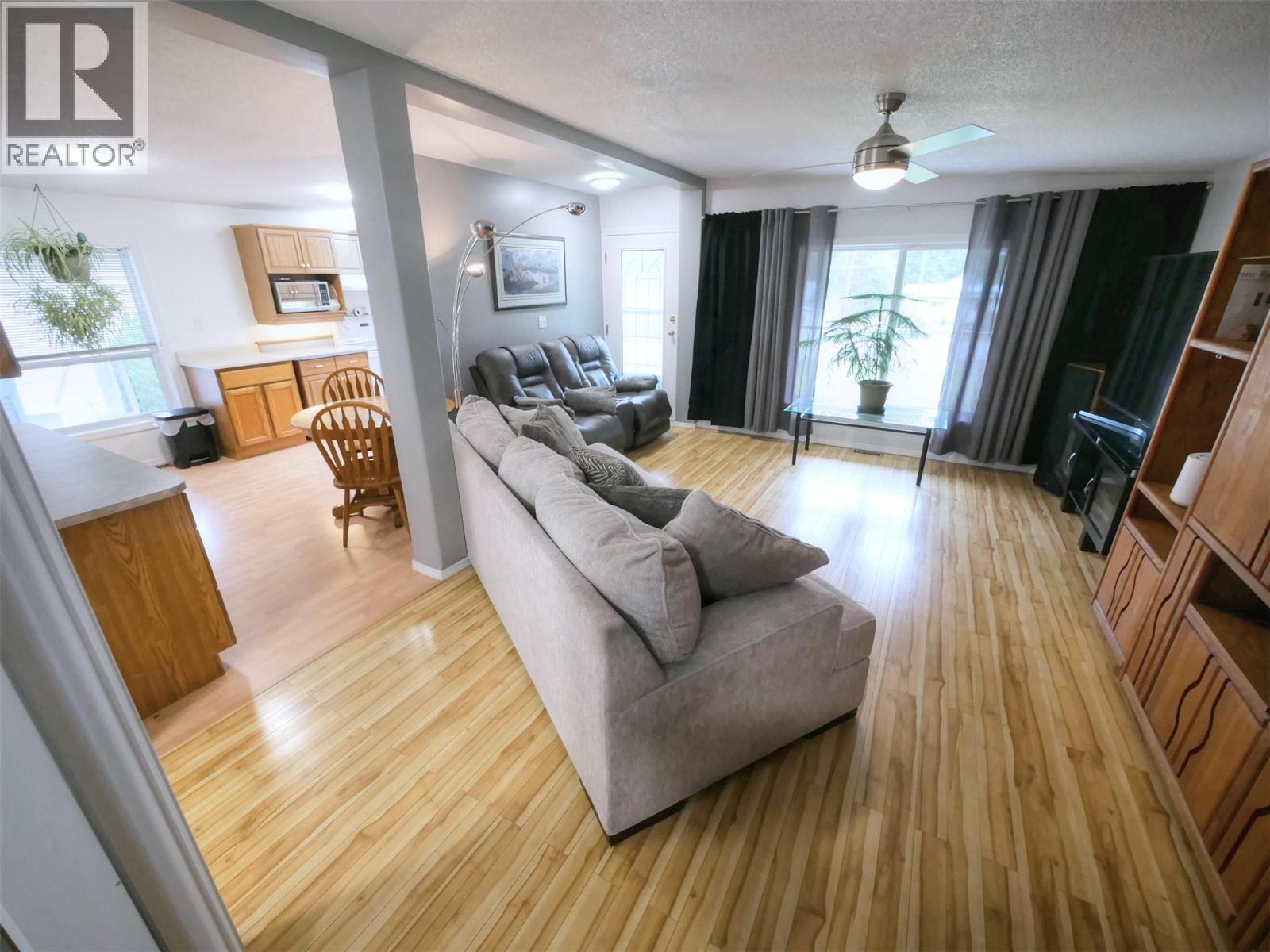 817 Smith Crescent - 3