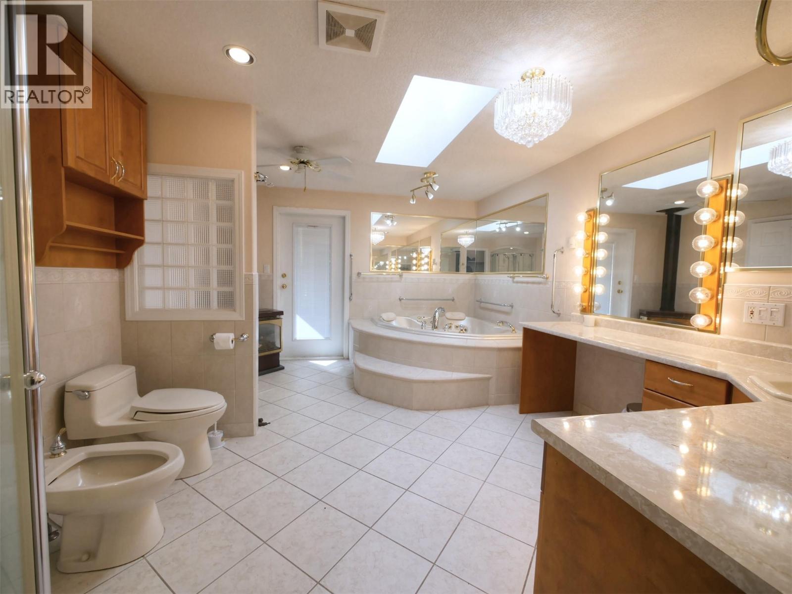 817 Smith Crescent - 4