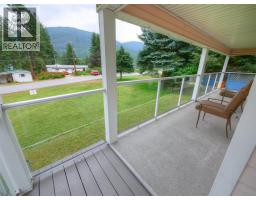Kitchen - 817 Smith Crescent, Genelle, BC V0G1G0 Photo 10