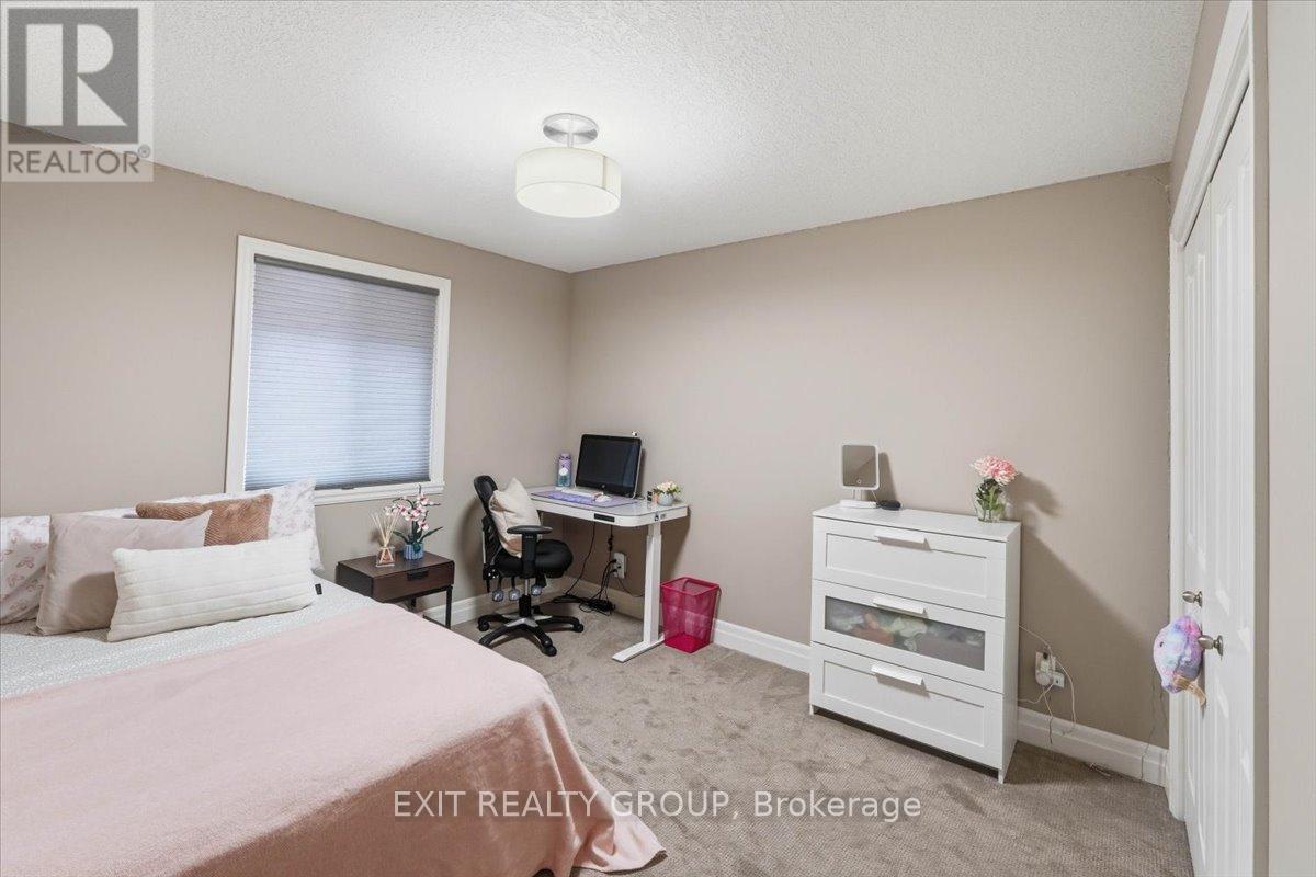 44 LIBERTY CRESCENT - 12