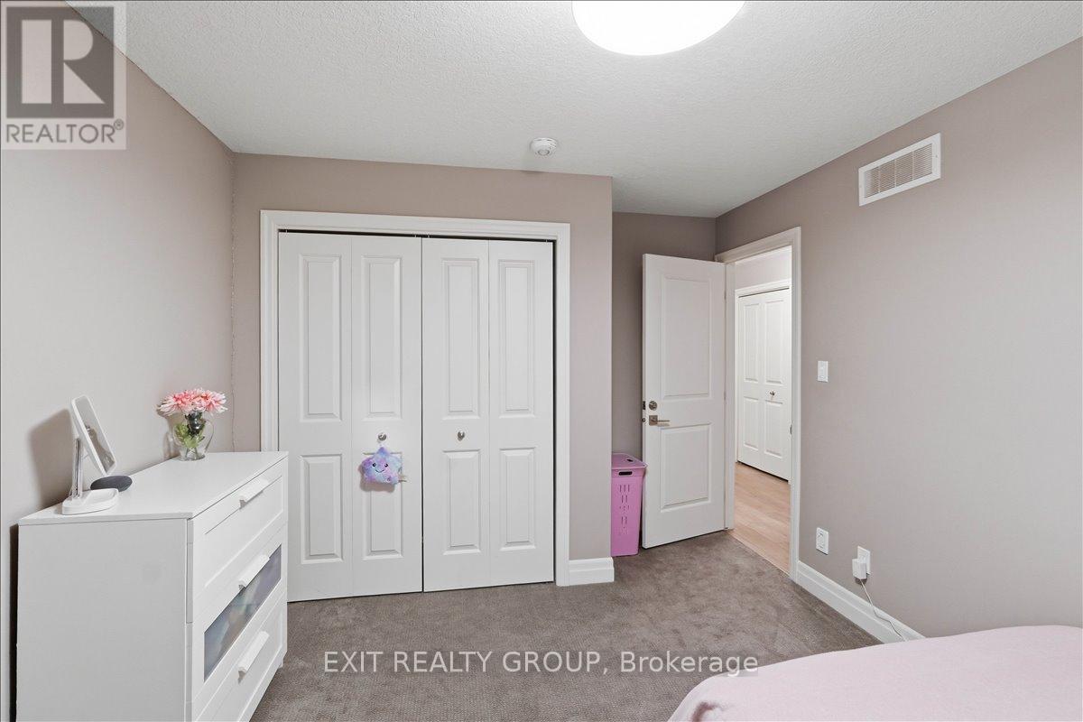44 LIBERTY CRESCENT - 13