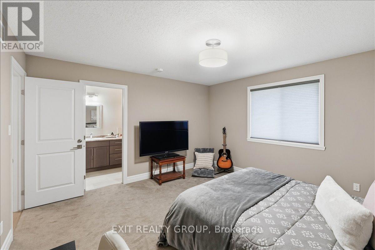 44 LIBERTY CRESCENT - 16