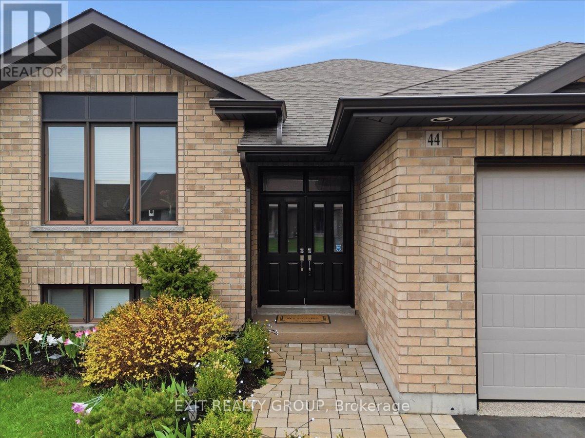 44 LIBERTY CRESCENT - 2