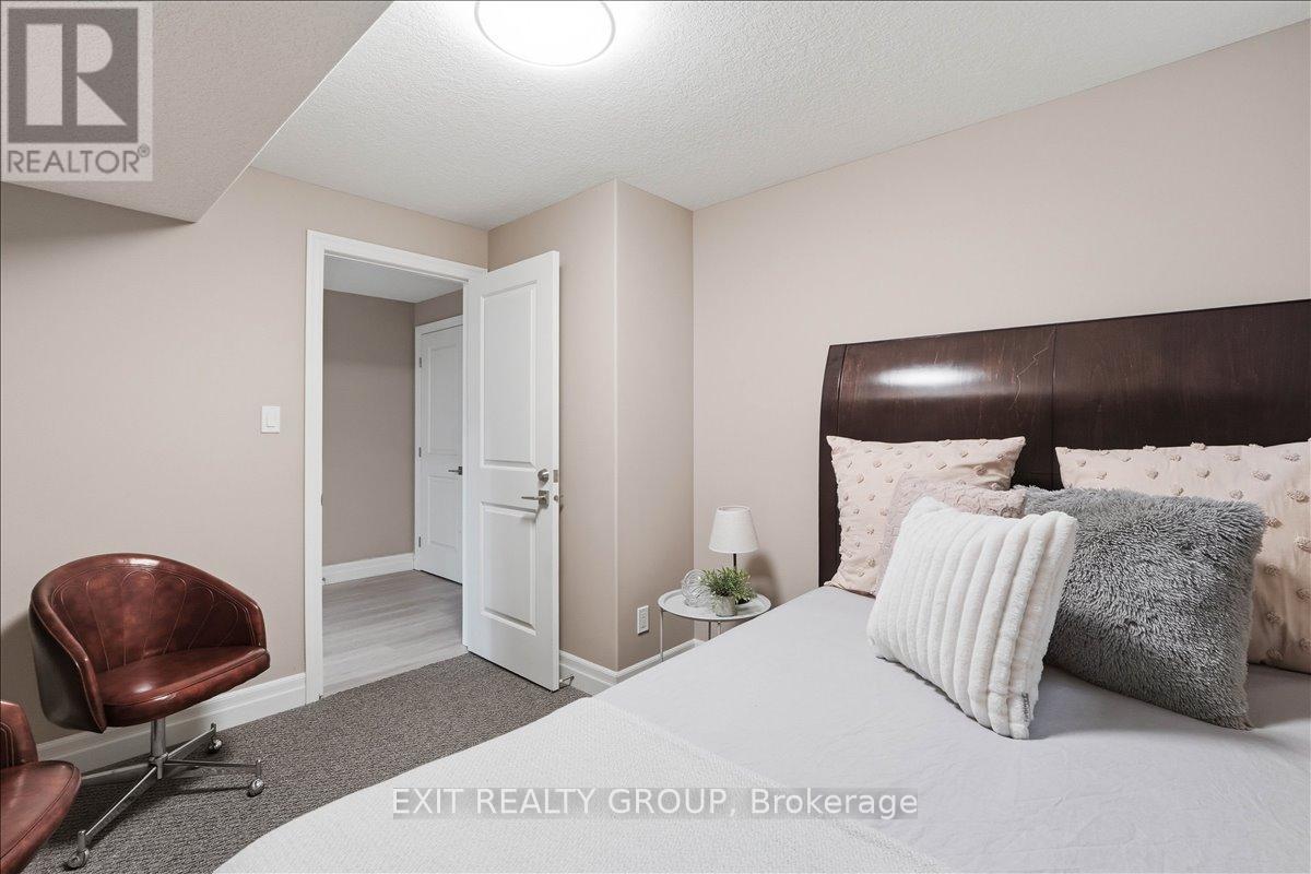 44 LIBERTY CRESCENT - 24