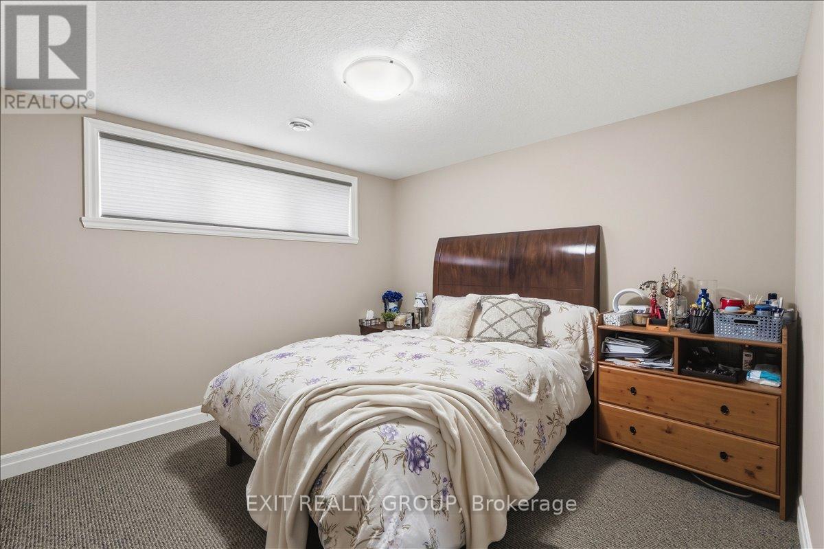 44 LIBERTY CRESCENT - 27