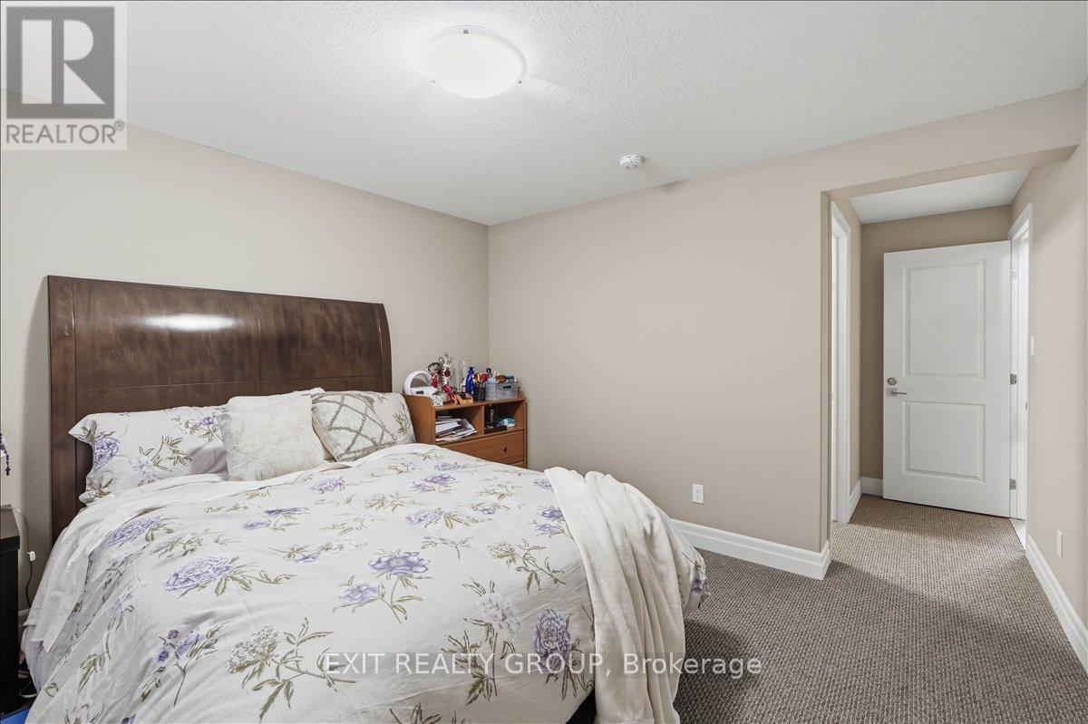 44 LIBERTY CRESCENT - 28