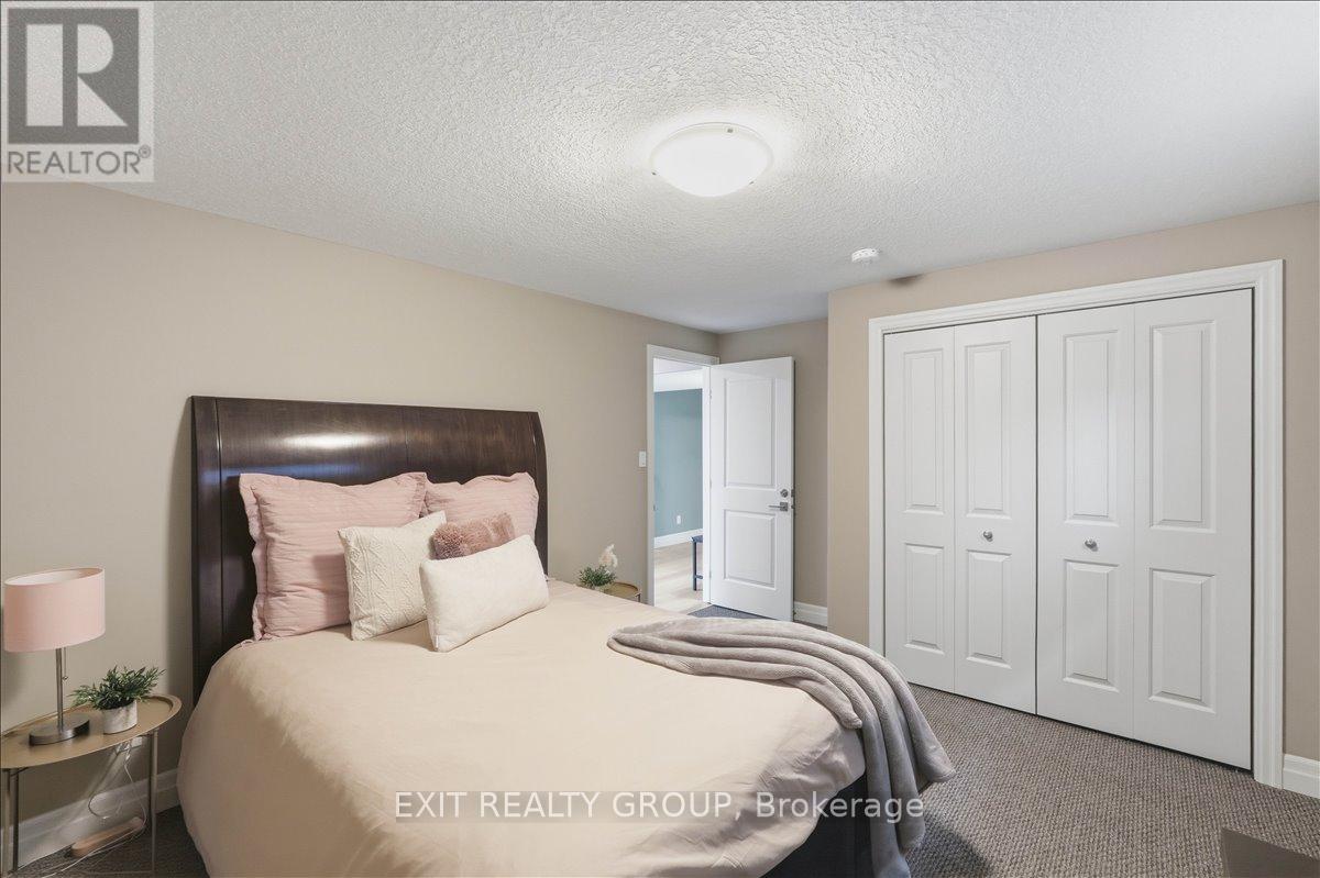44 LIBERTY CRESCENT - 30