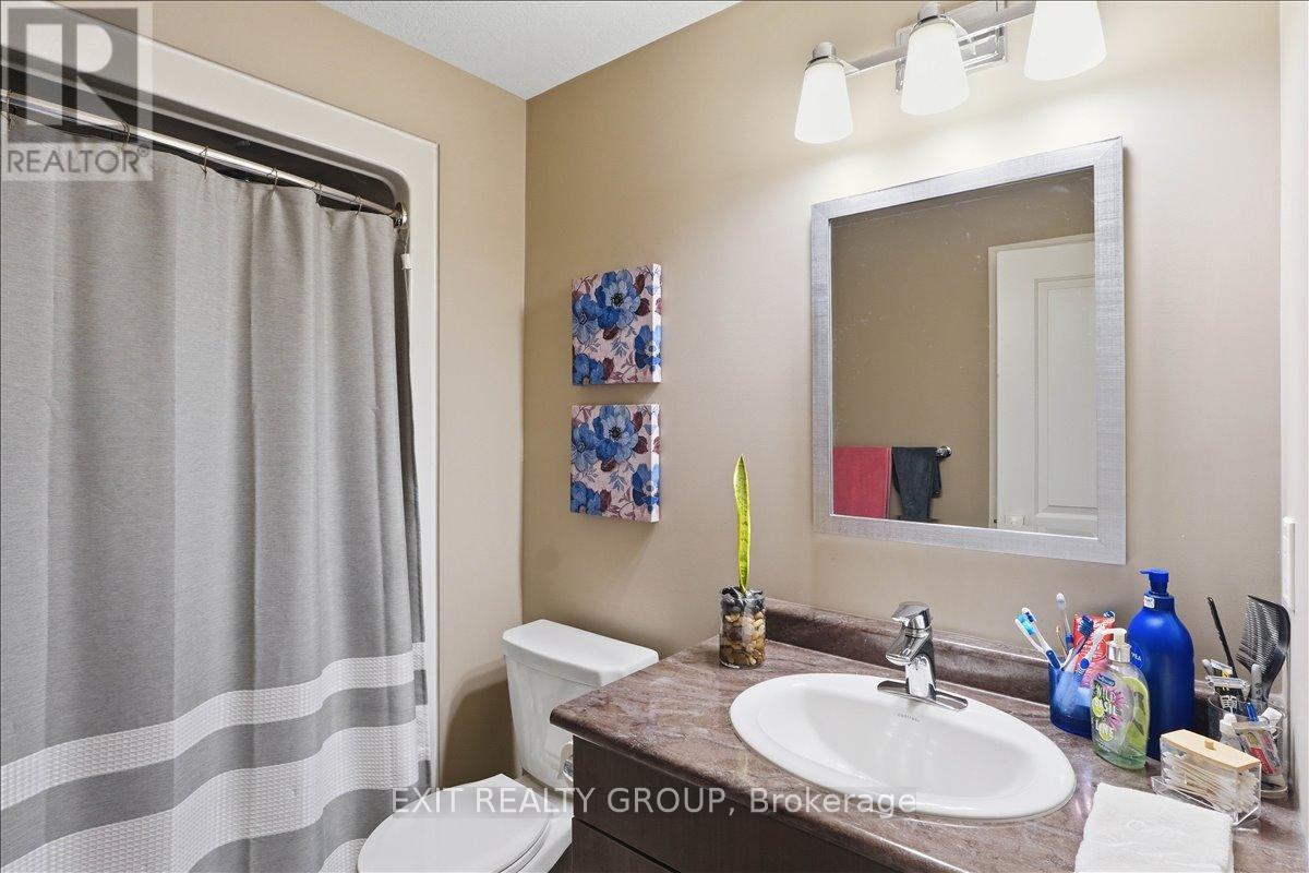 44 LIBERTY CRESCENT - 31