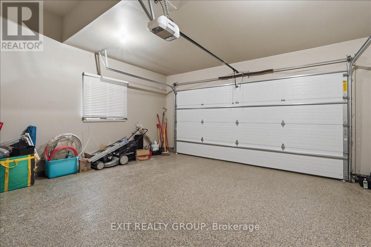 44 LIBERTY CRESCENT - 32