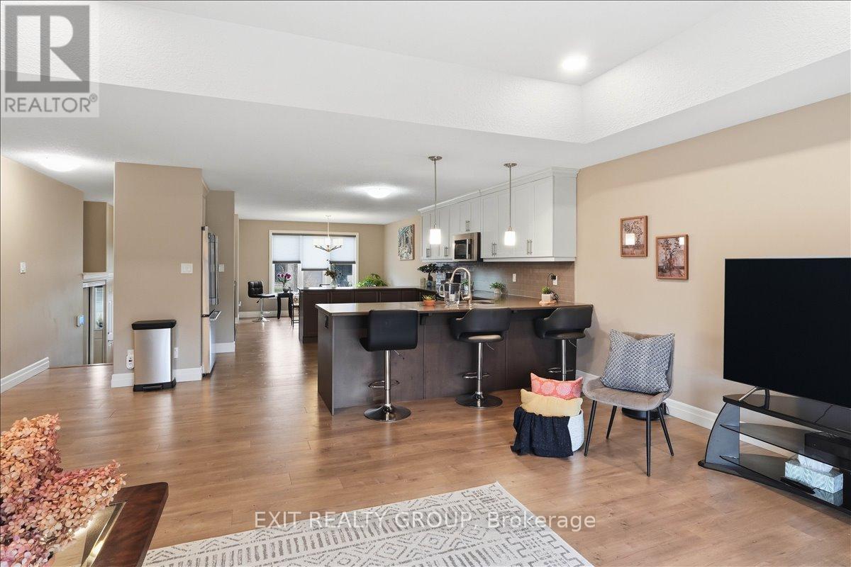 44 LIBERTY CRESCENT - 4