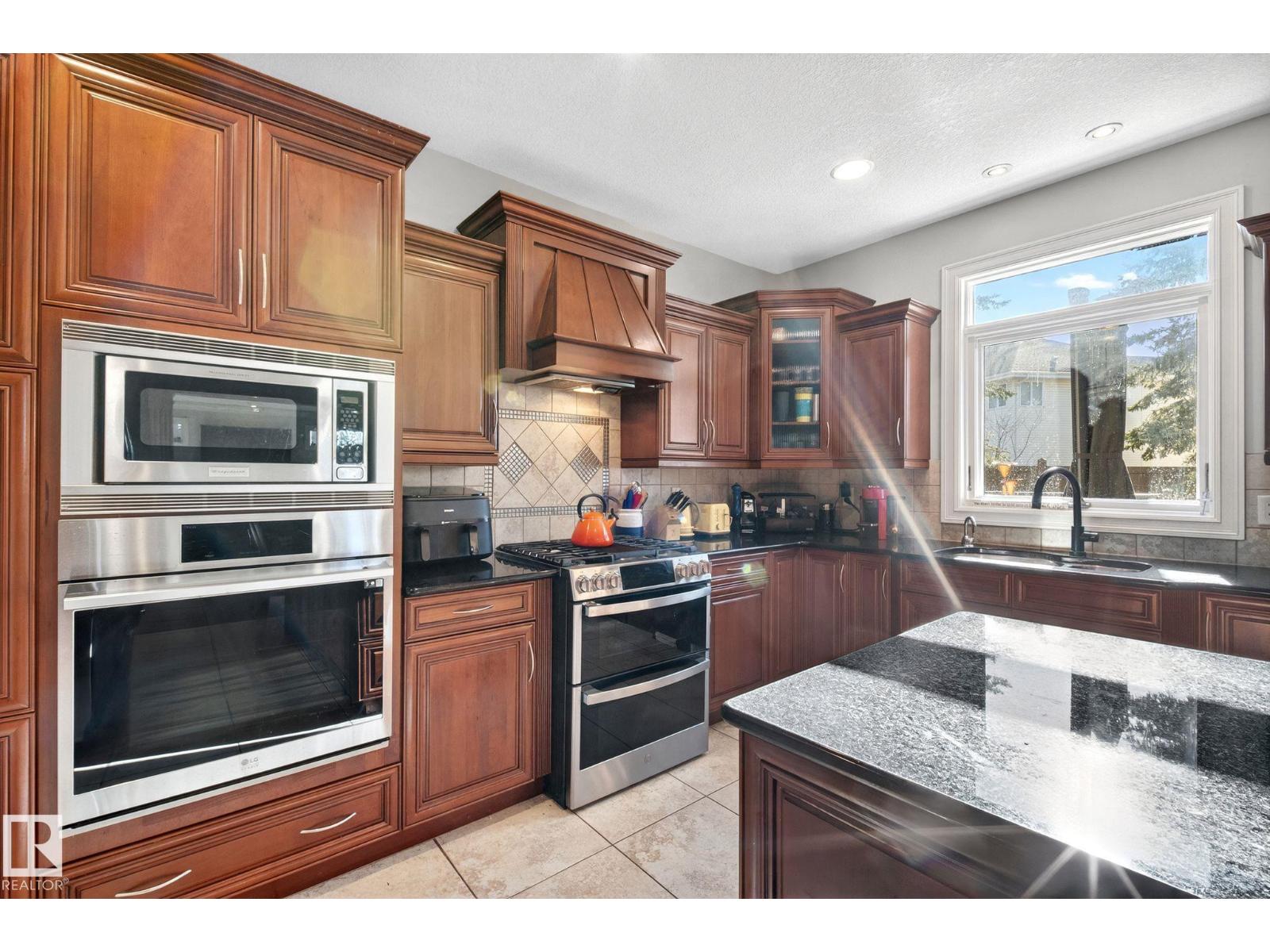 918 HOLLINGSWORTH BN NW, Edmonton