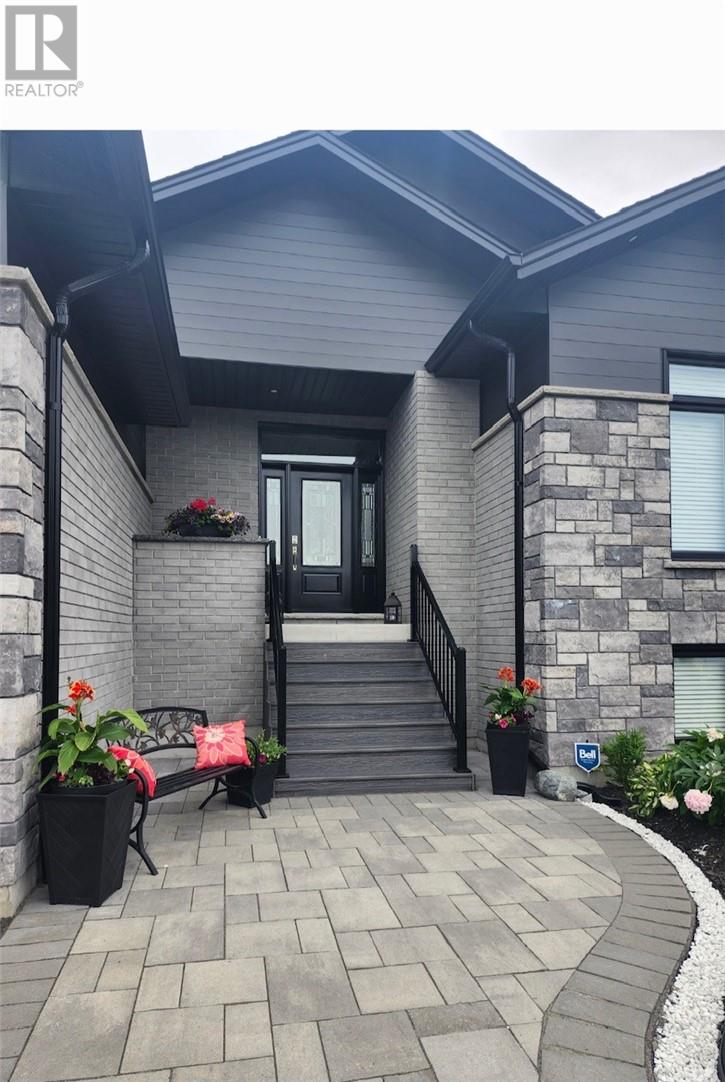 190 Hollybrook Crescent, Azilda, Ontario, P0M1B0 — Photo 2
