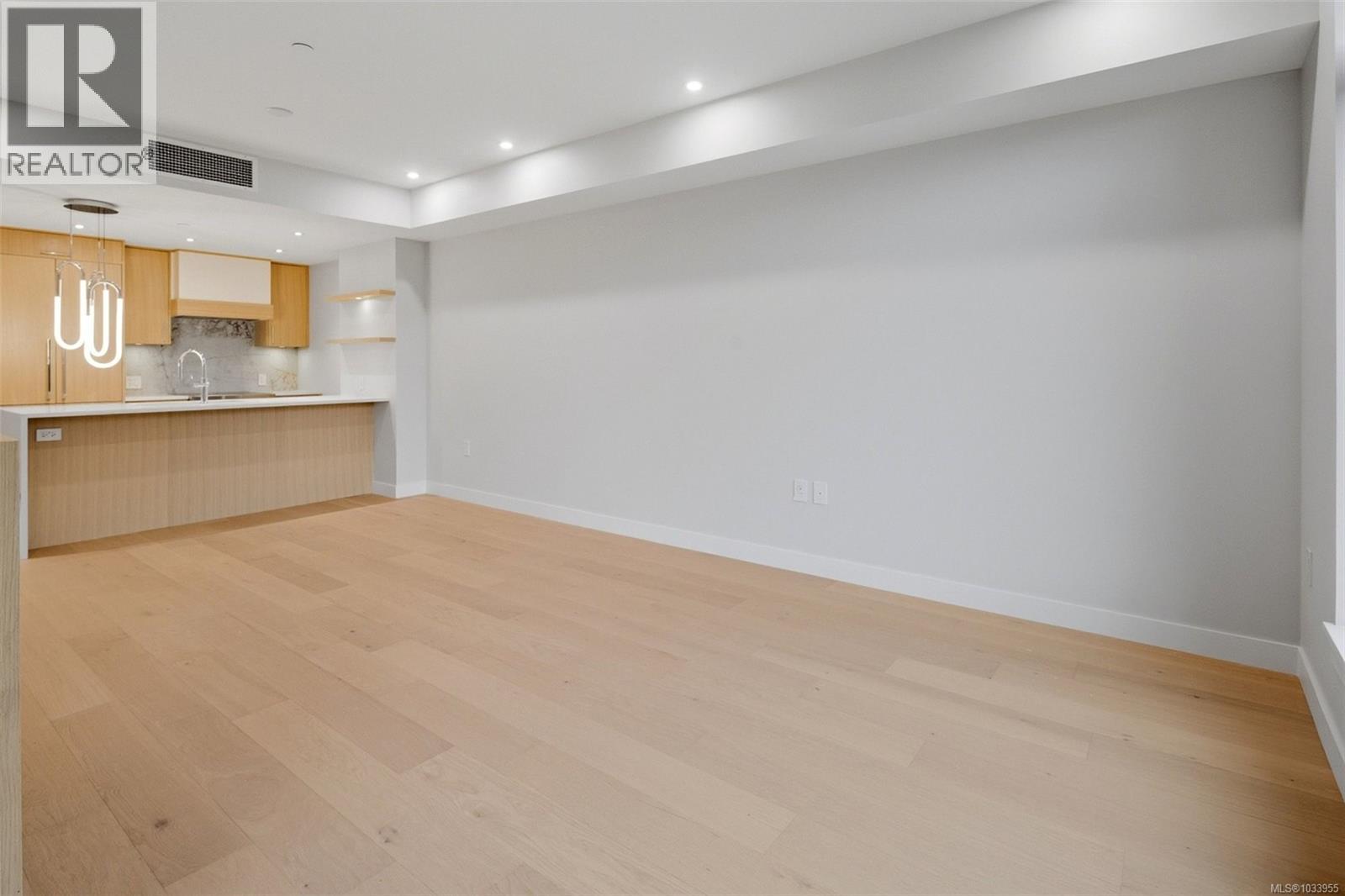 305 5229 Cordova Bay Road, Saanich