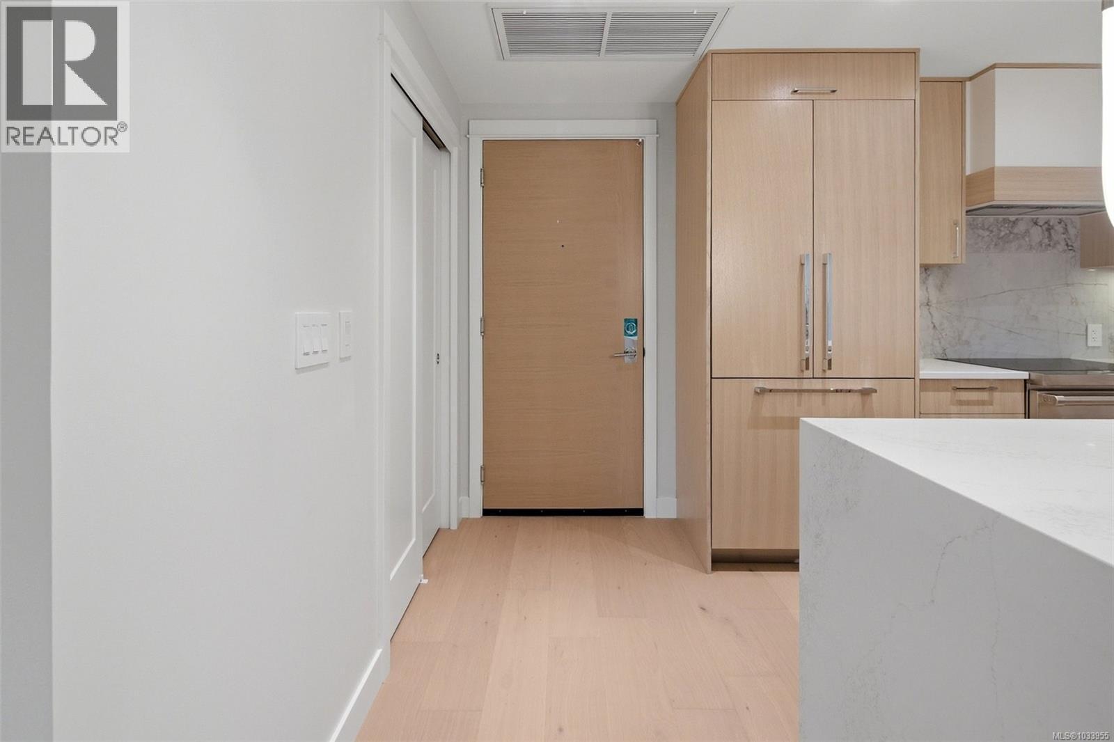 305 5229 Cordova Bay Road, Saanich