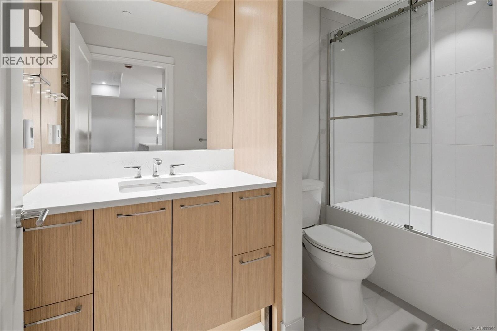 305 5229 Cordova Bay Road, Saanich